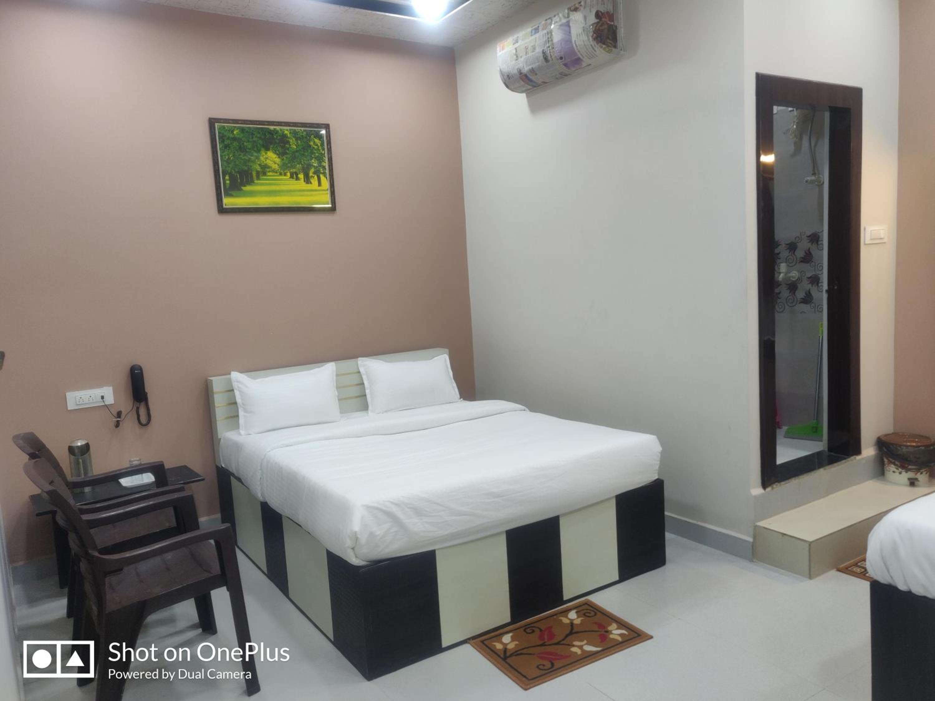 Deluxe Room - Photo 5