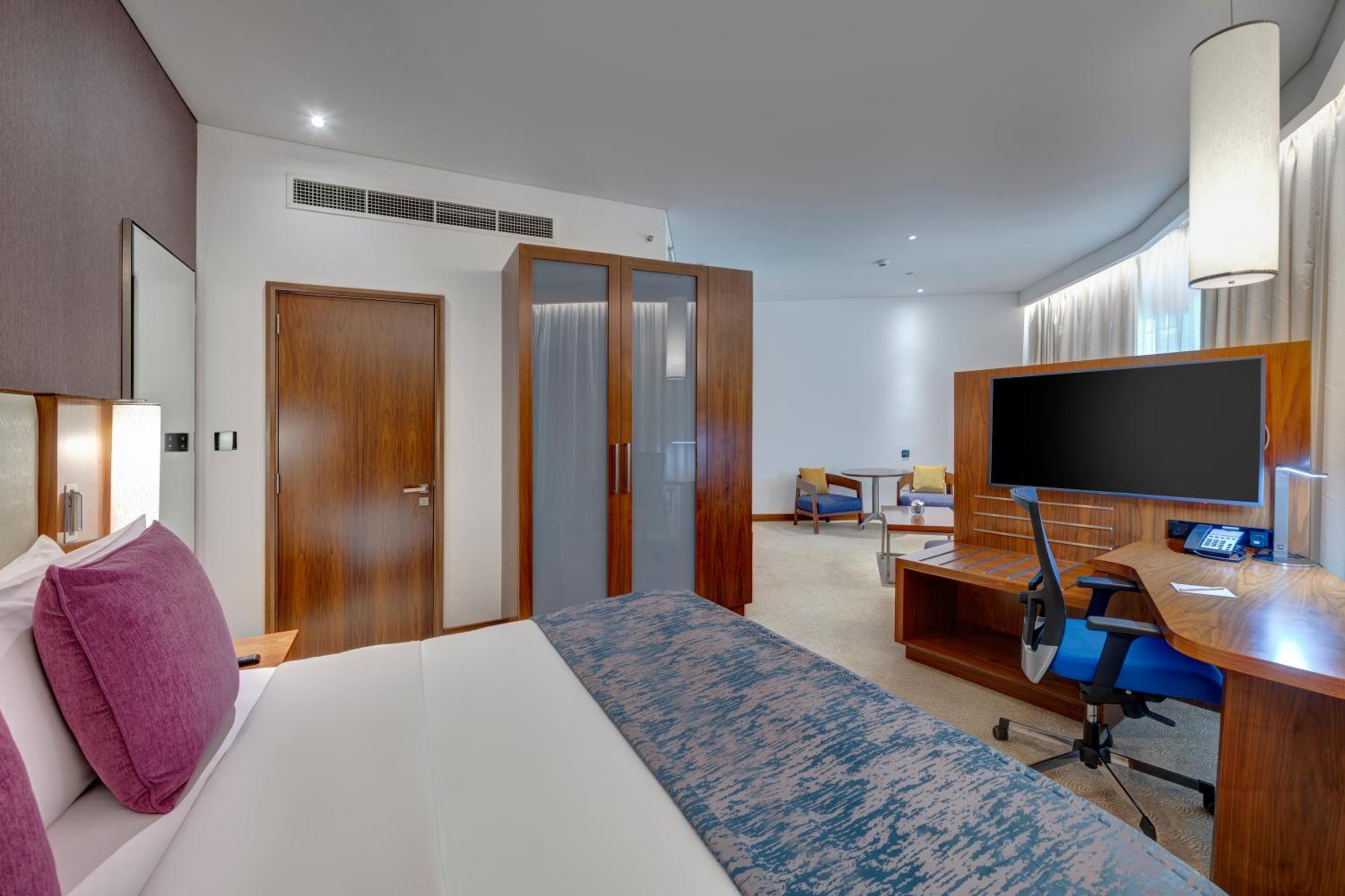 Junior King Suite with Mountain View and Lounge Access - Photo 6