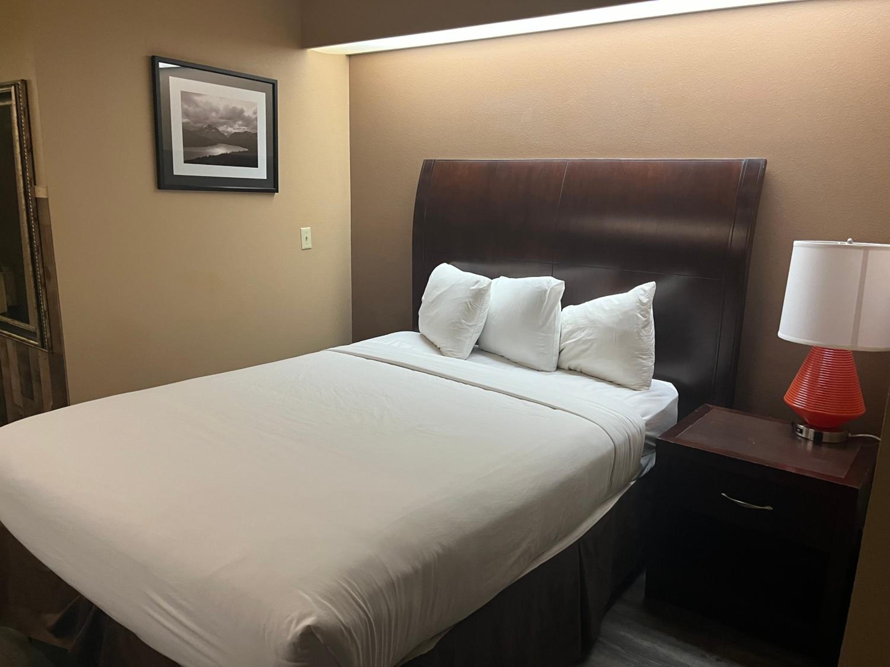 Queen Room photo 2