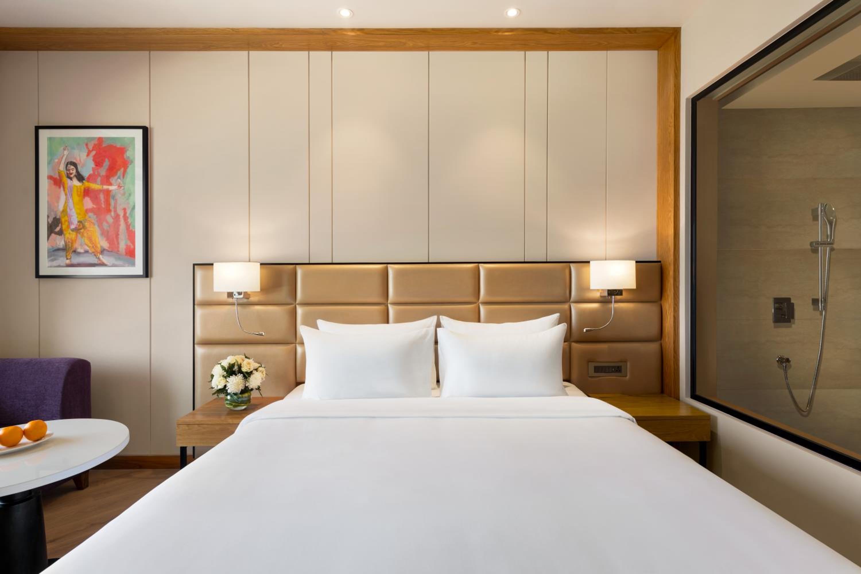 Deluxe King Room with City View - Photo 4