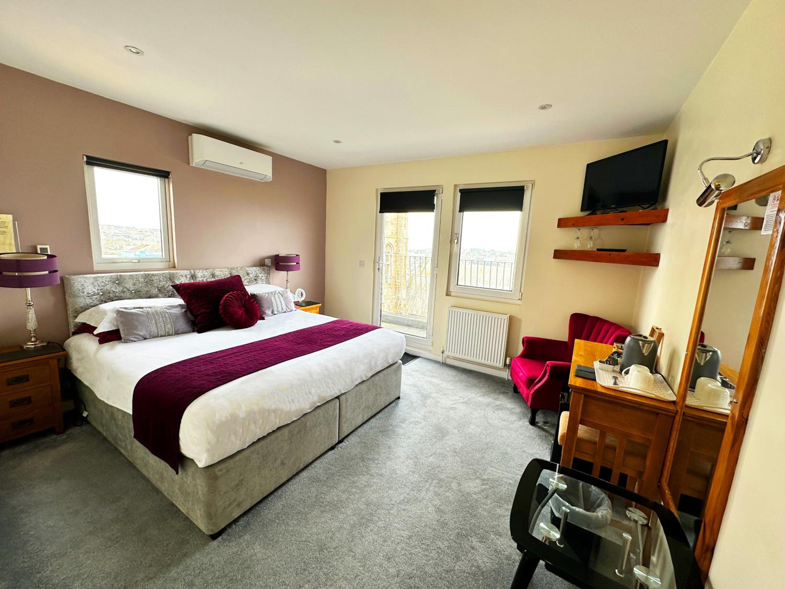 Deluxe Sea View King Size Room with Balcony  - Photo 1