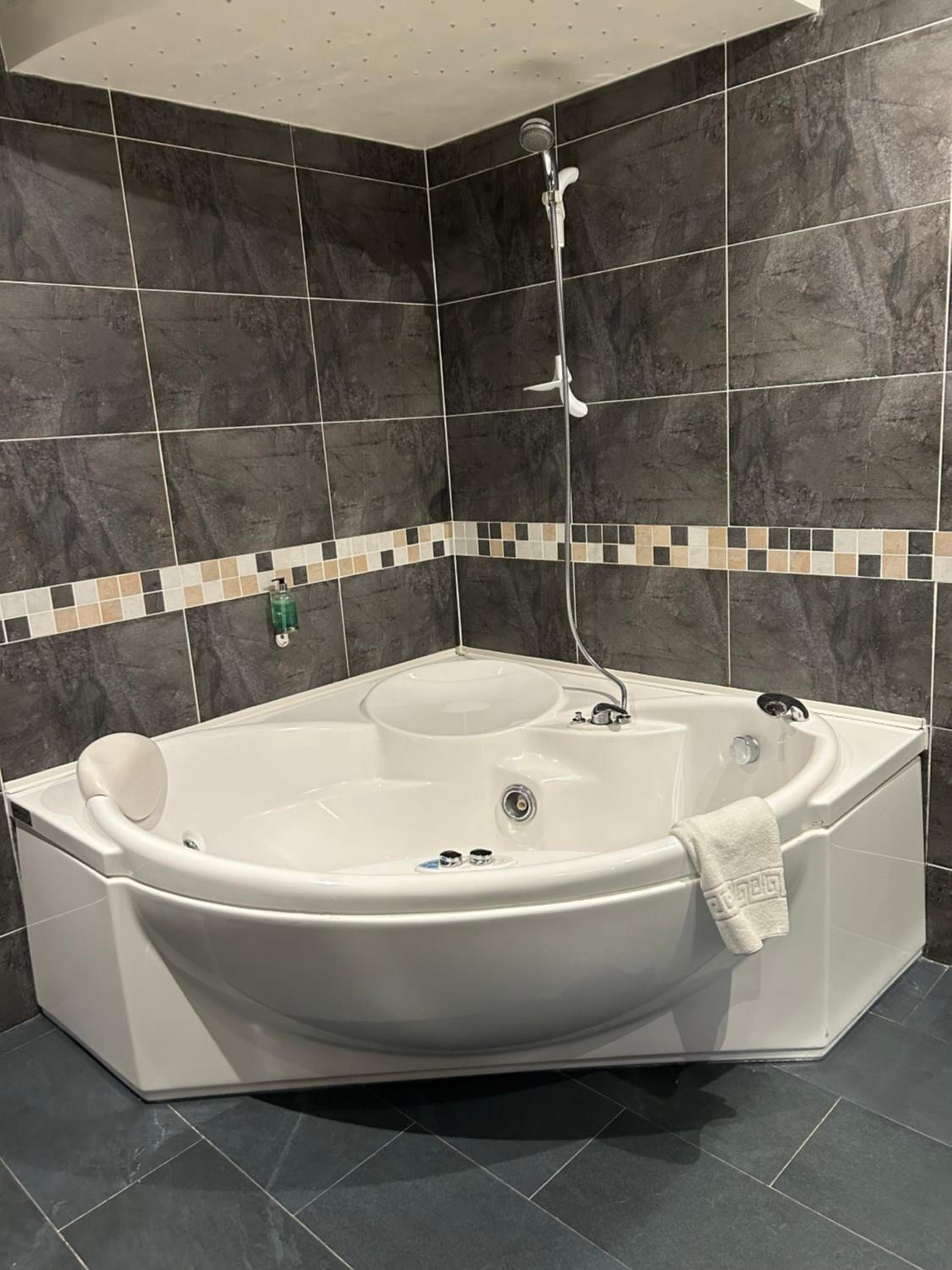 Double Room with Spa Bath photo 2