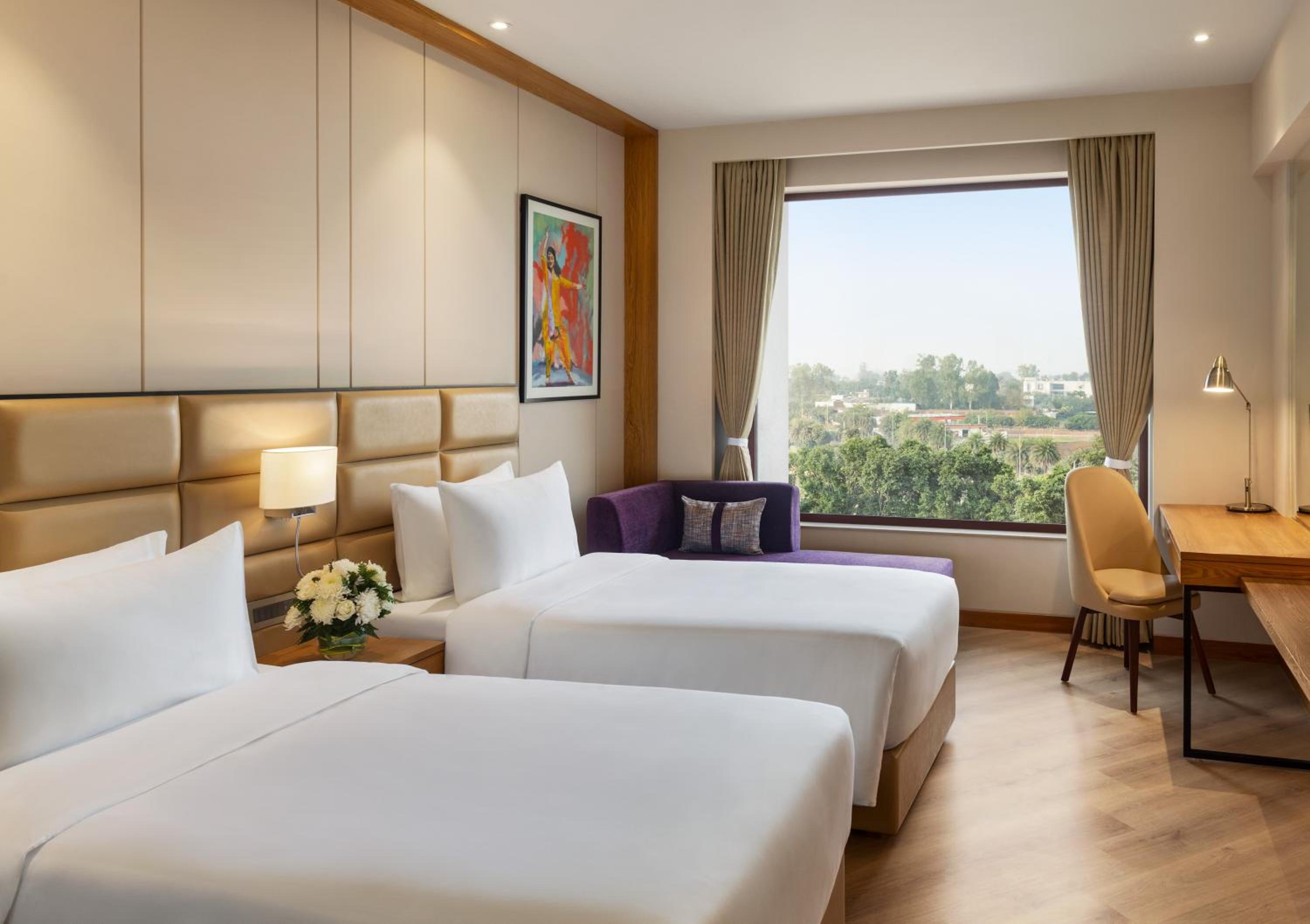 Deluxe Twin Room with Two Single Beds and City View - Photo 4