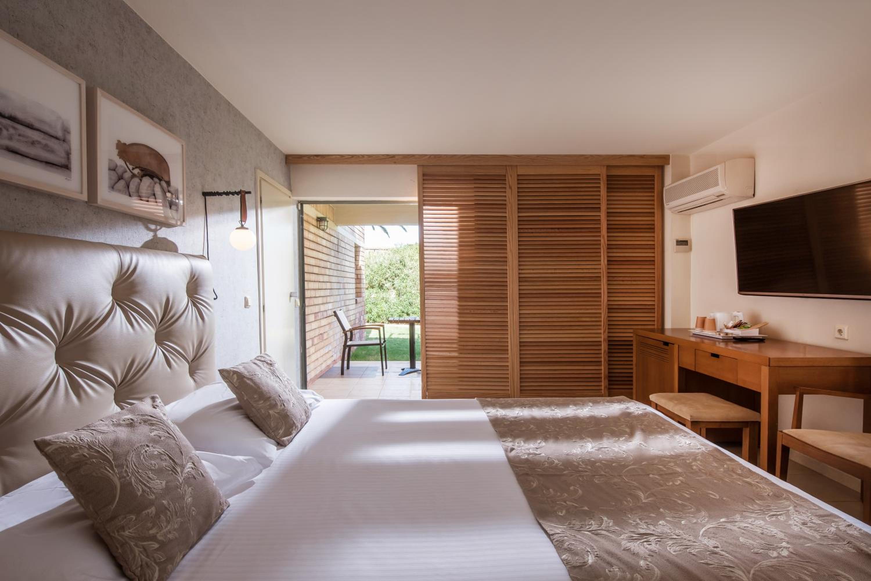 Double Room with Garden View or Pool View - Photo 1