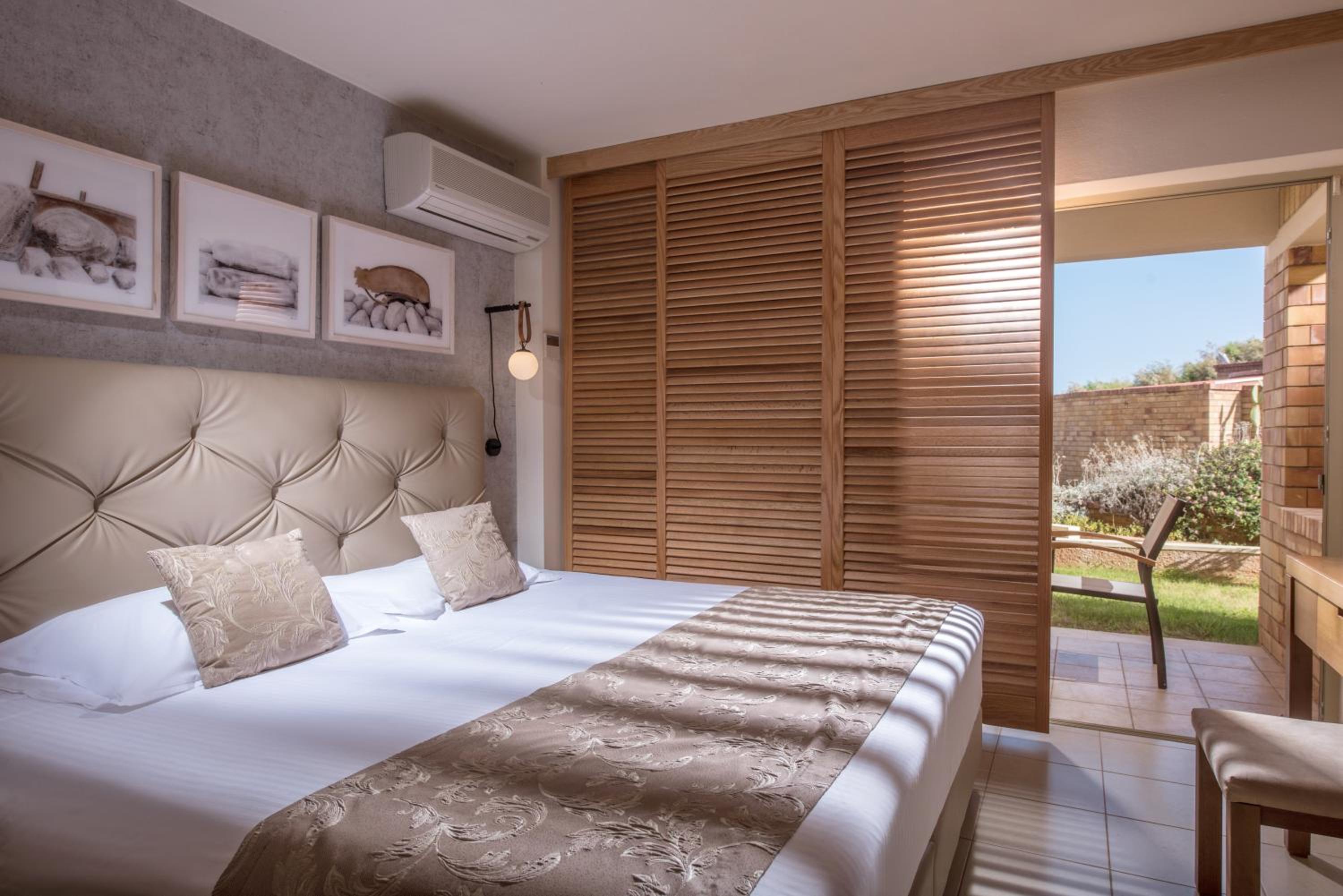 Double Room with Garden View or Pool View - Photo 10