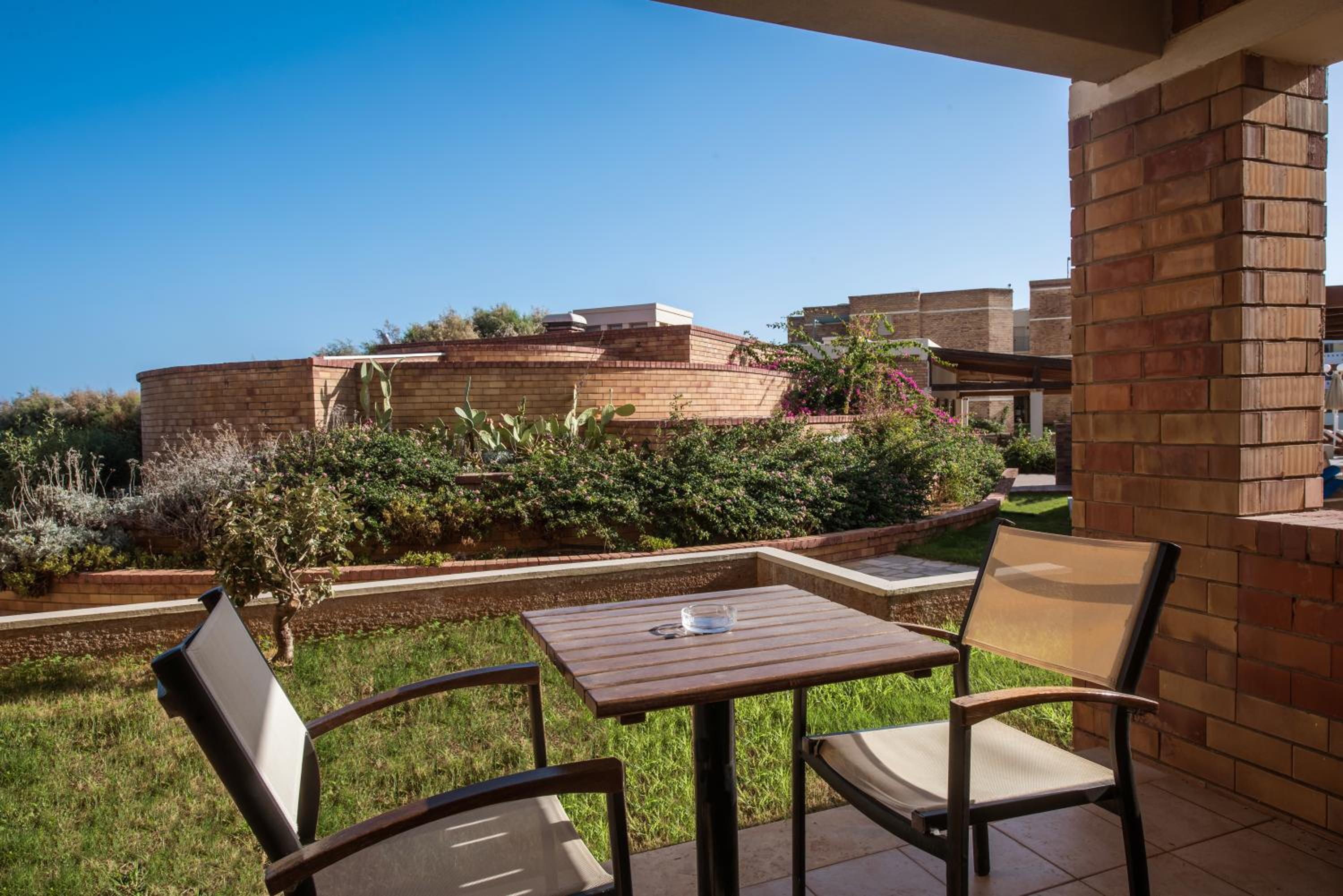 Double Room with Garden View or Pool View - Photo 11
