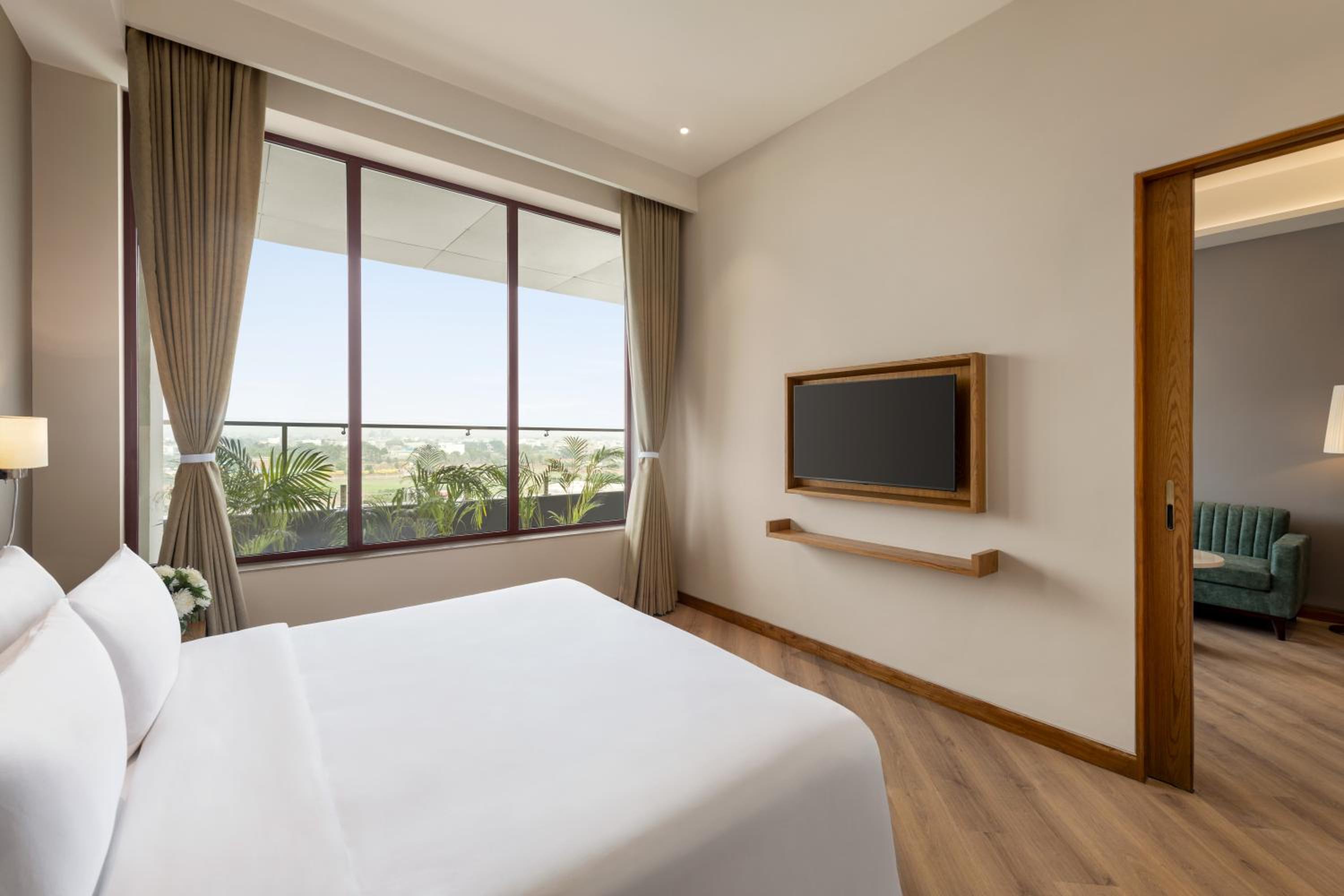 Junior King Suite with Living Room and Private Balcony - Photo 2