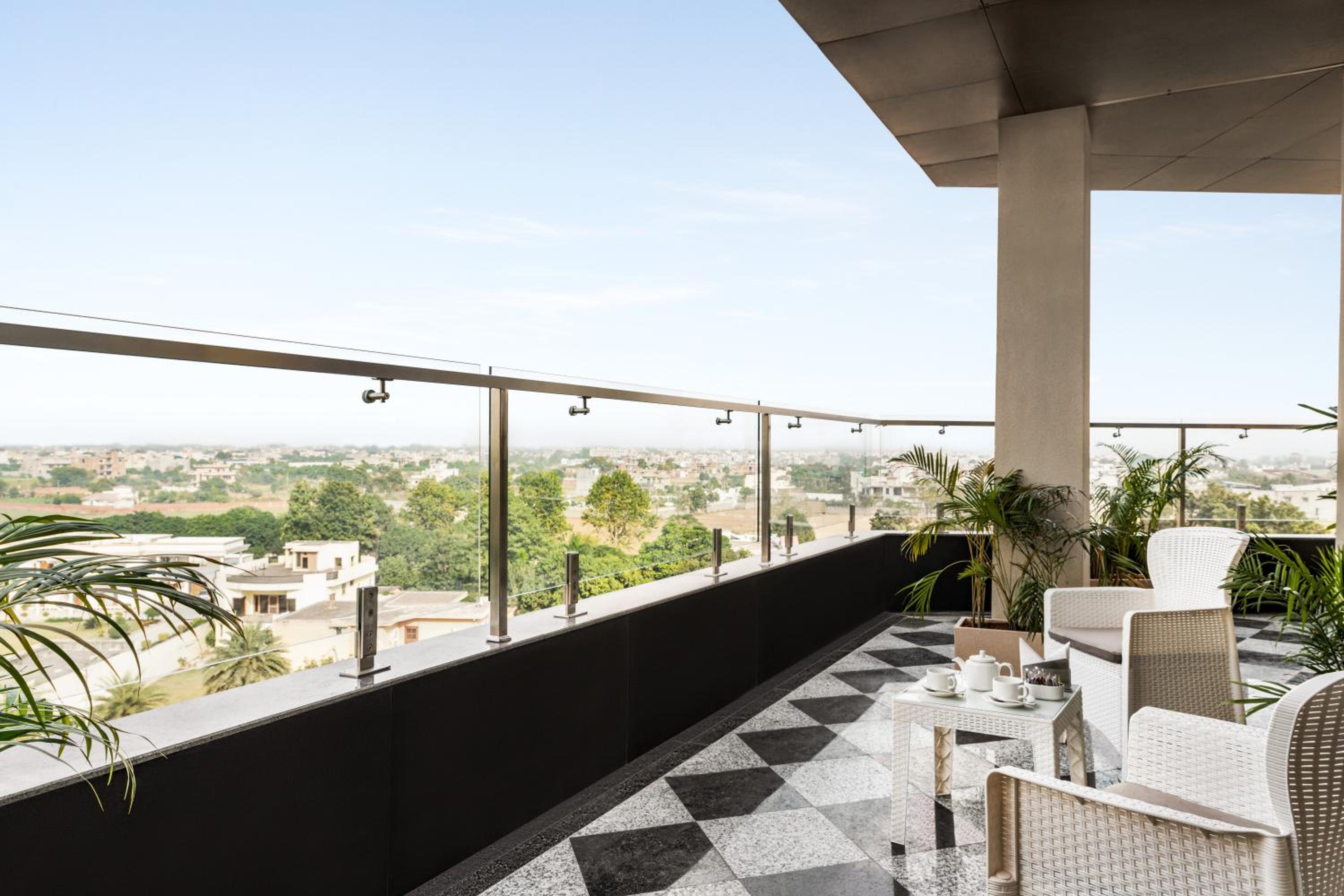 Junior King Suite with Living Room and Private Balcony - Photo 4
