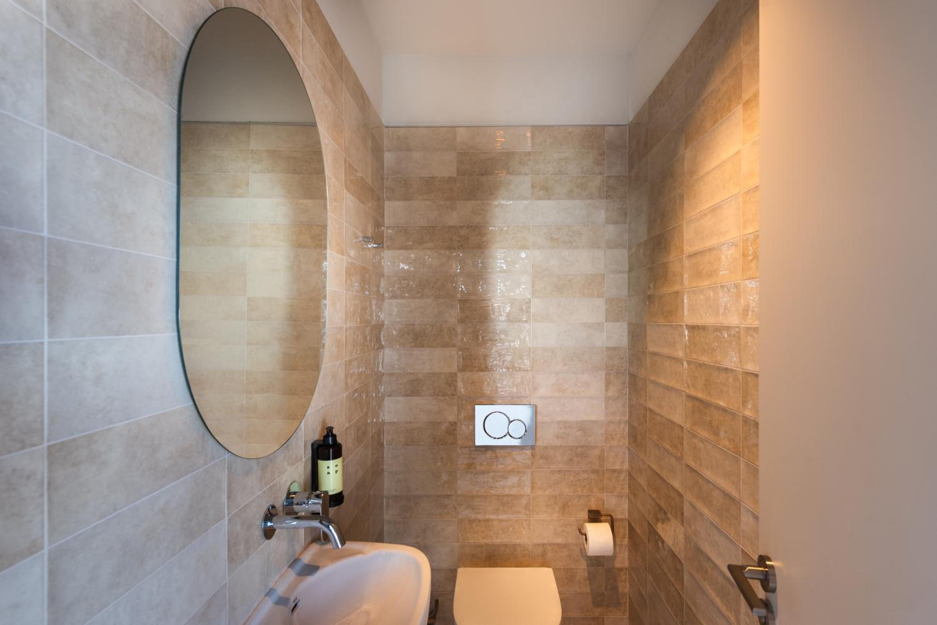 Deluxe One Bedroom Penthouse with Private Rooftop and Jacuzzi photo 3
