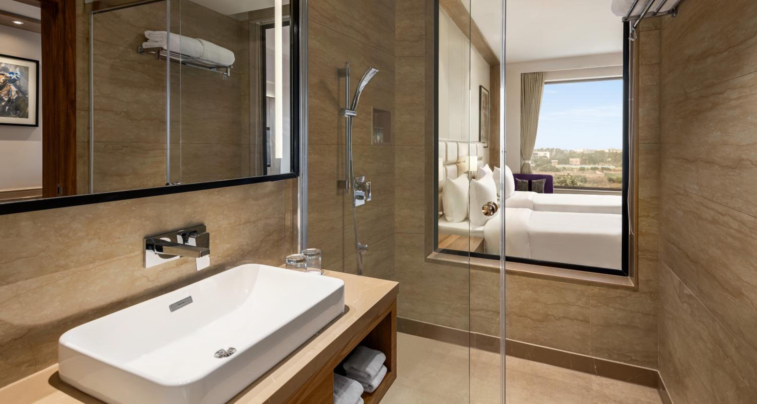 Deluxe Twin Room with Two Single Beds and City View - Photo 2