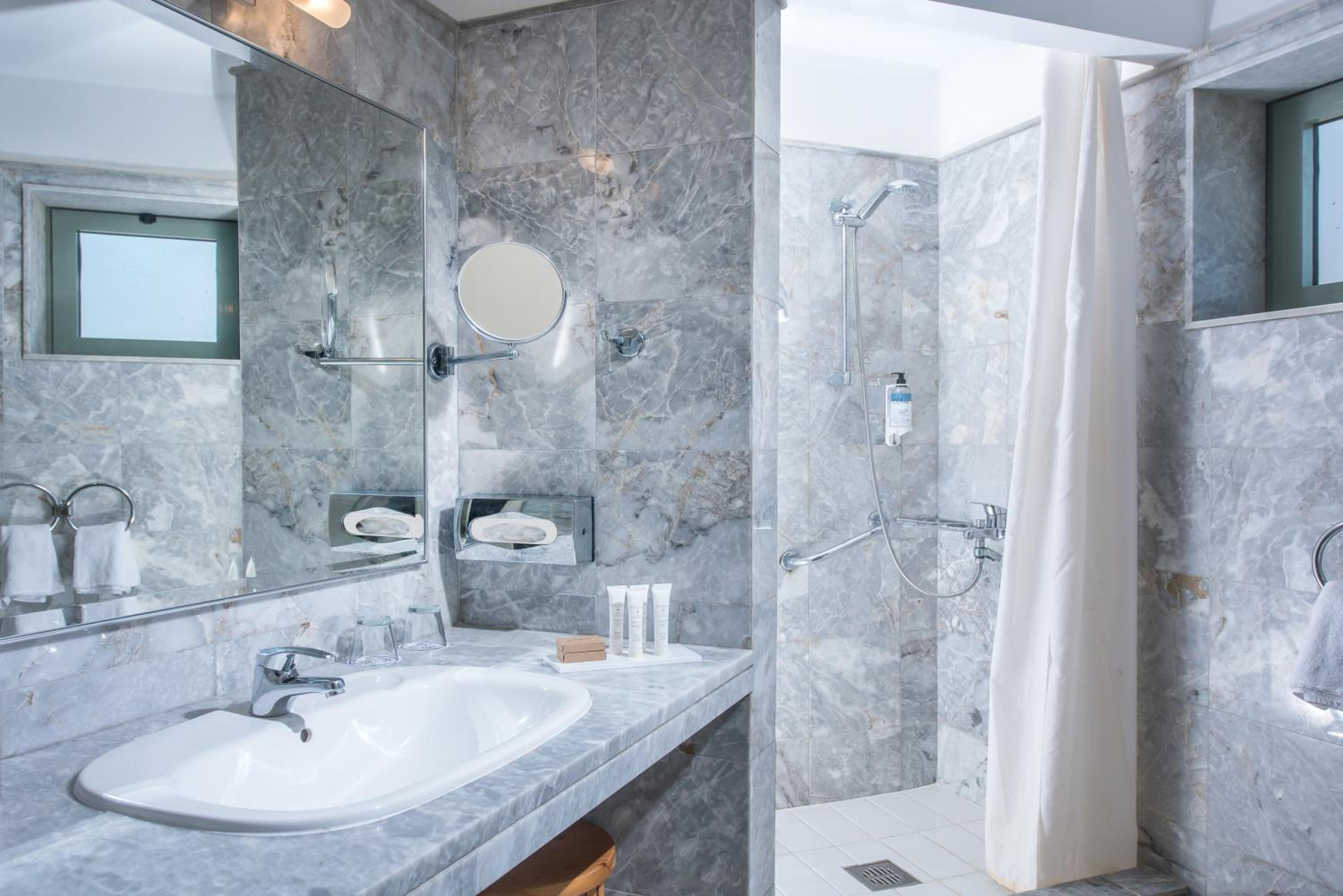 Double Room with Garden View or Pool View - Photo 9