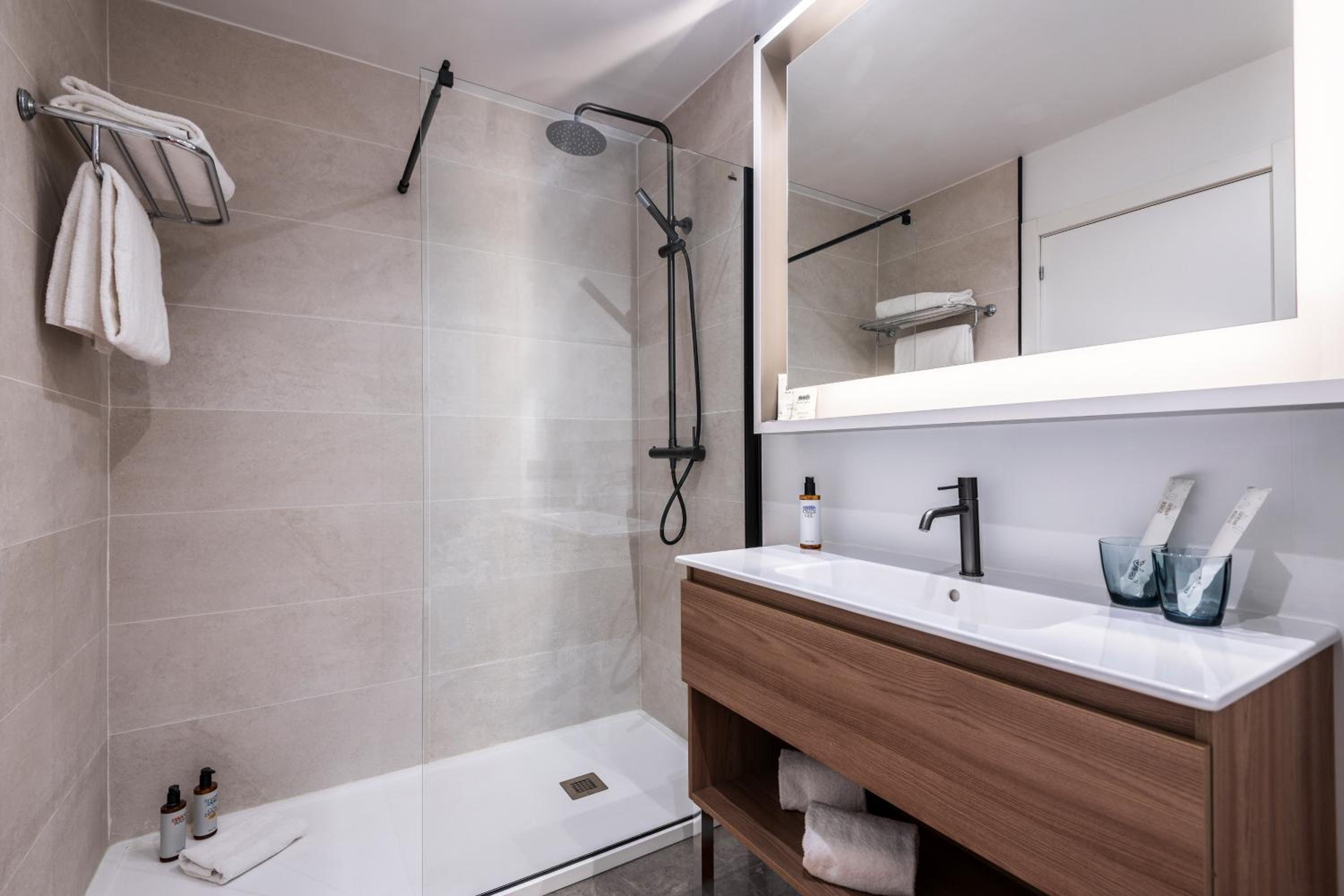 Cuadruple Room thumbnail 6