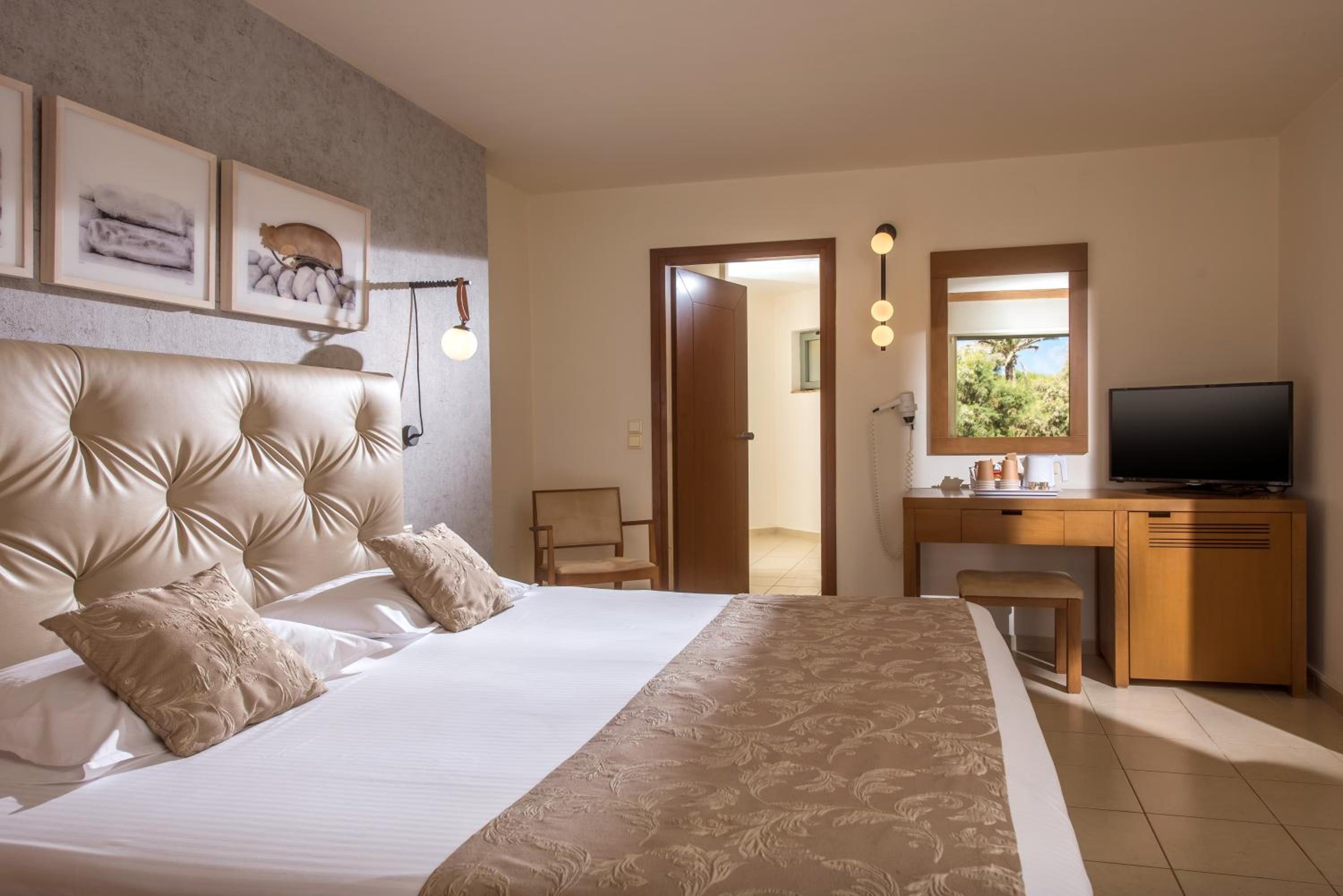 Double Room with Garden View or Pool View - Photo 5