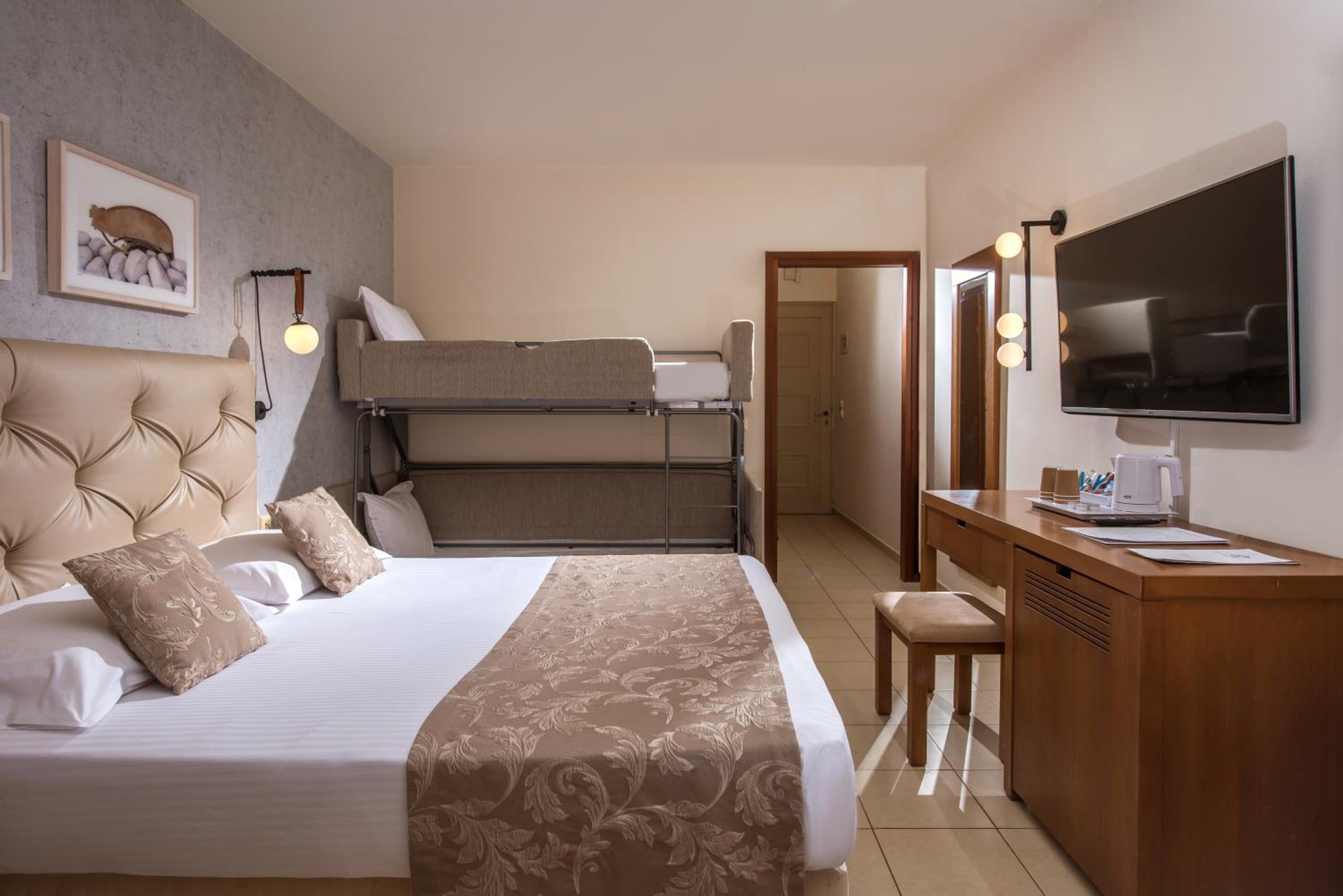 Double Room with Garden View or Pool View - Photo 15