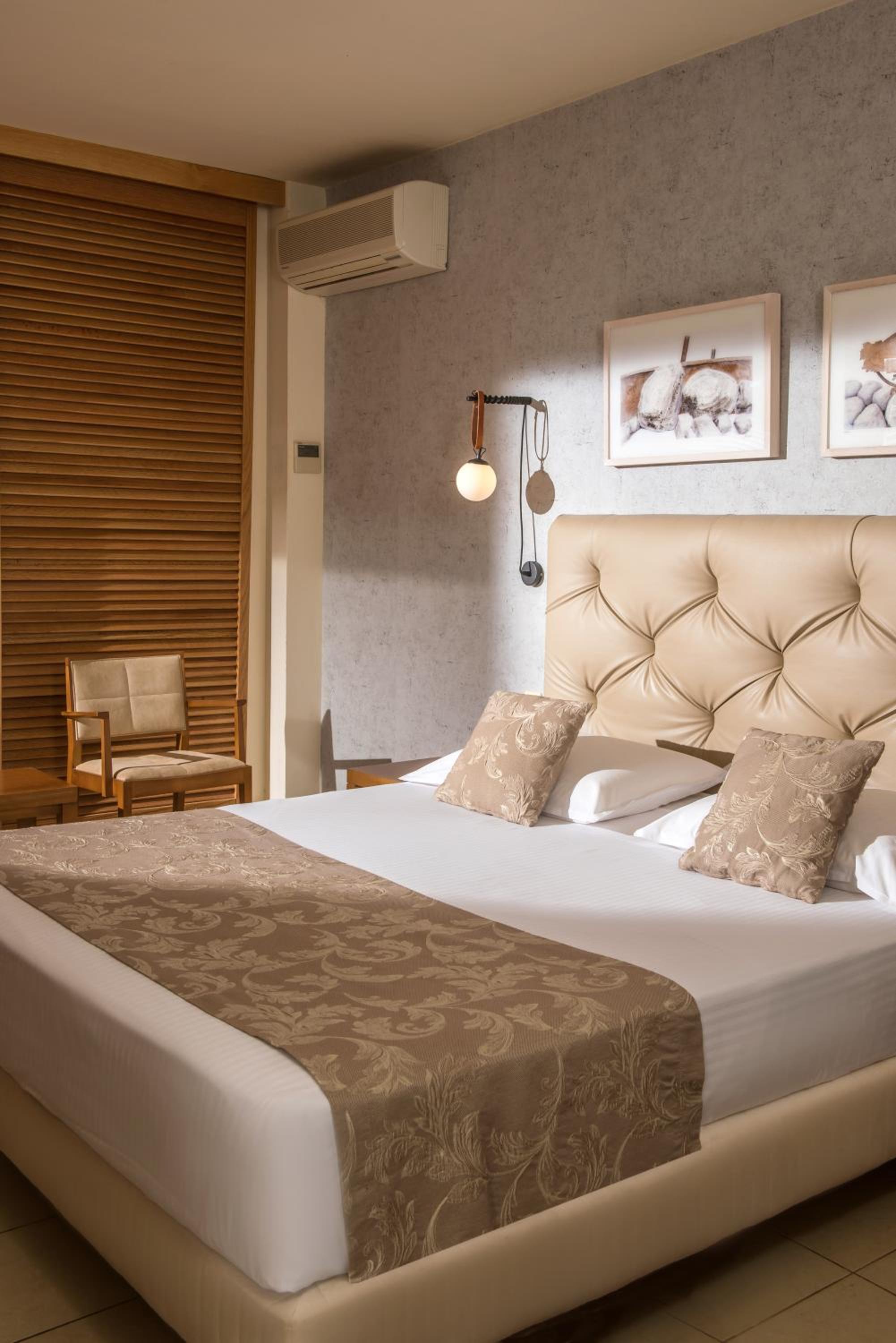Double Room with Garden View or Pool View - Photo 14