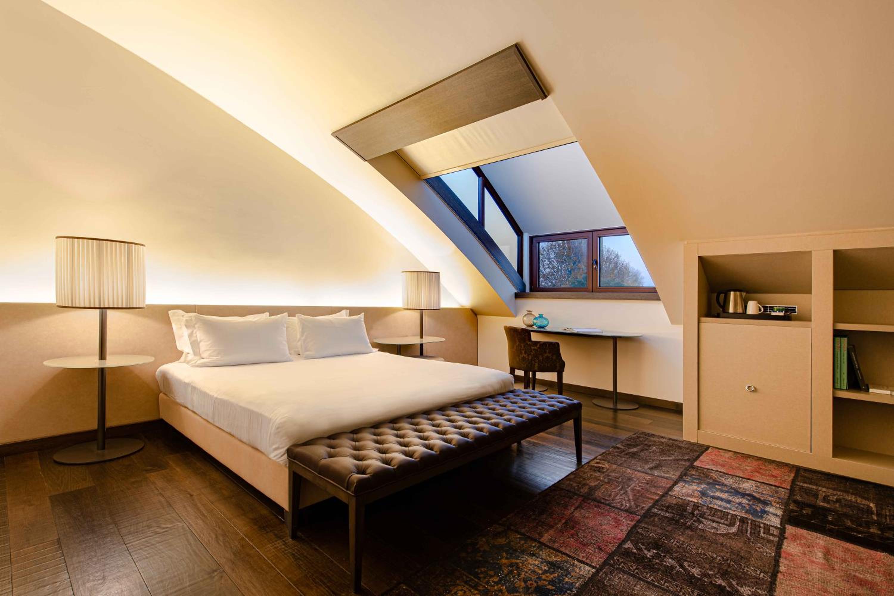 Premium King Room - Photo 2
