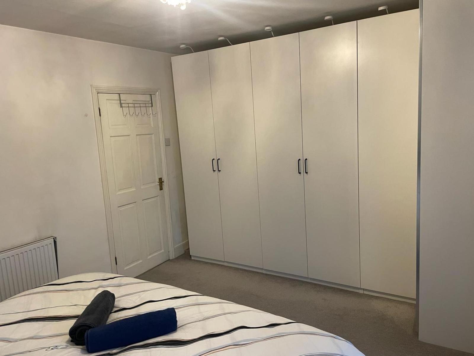Queen Room with Shared Bathroom photo 3