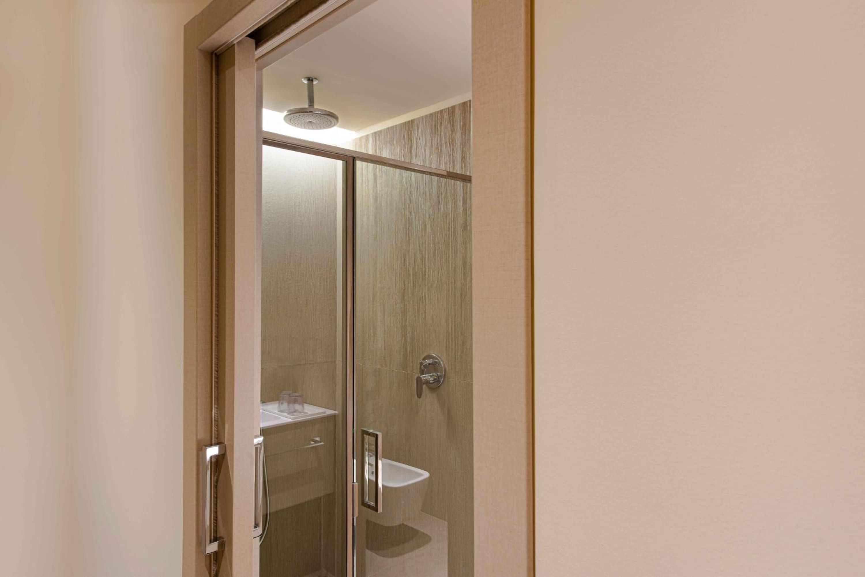 Premium King Room - Photo 5