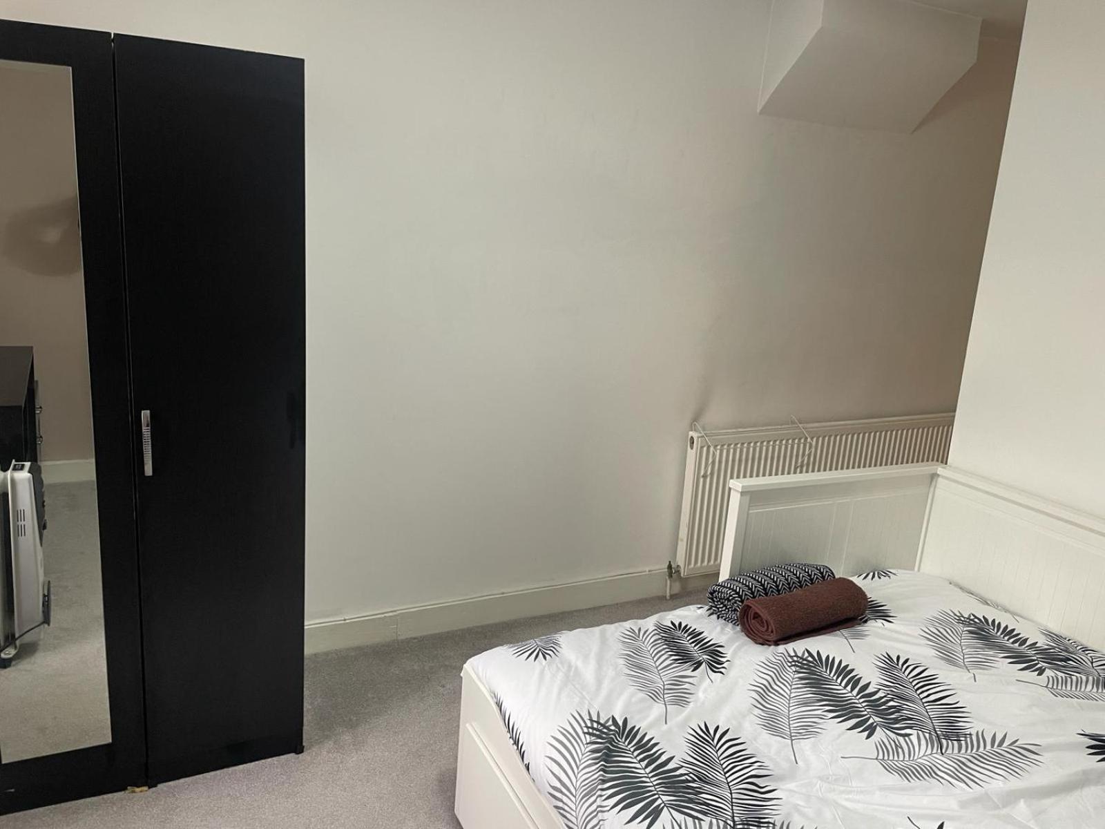 Queen Room with Shared Bathroom photo 2