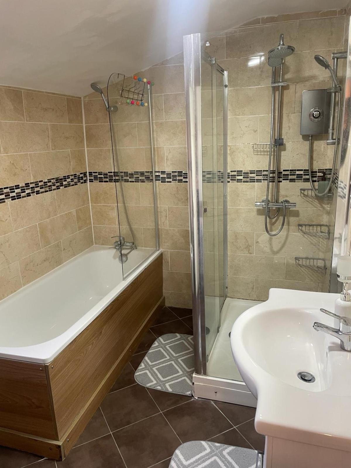Queen Room with Shared Bathroom photo 3