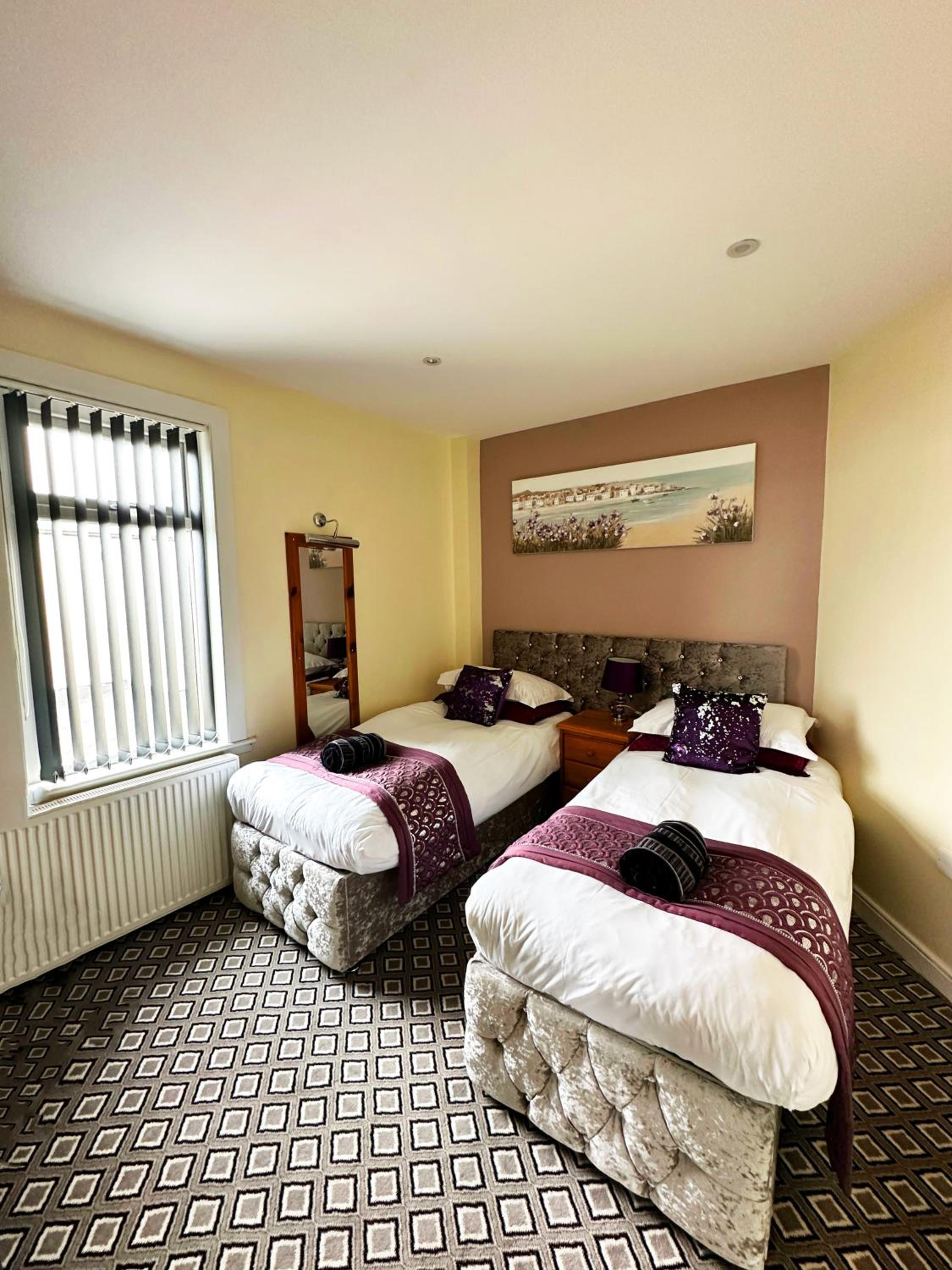 Deluxe Sea View Two Bedroom Family Suite with Balcony - Photo 14