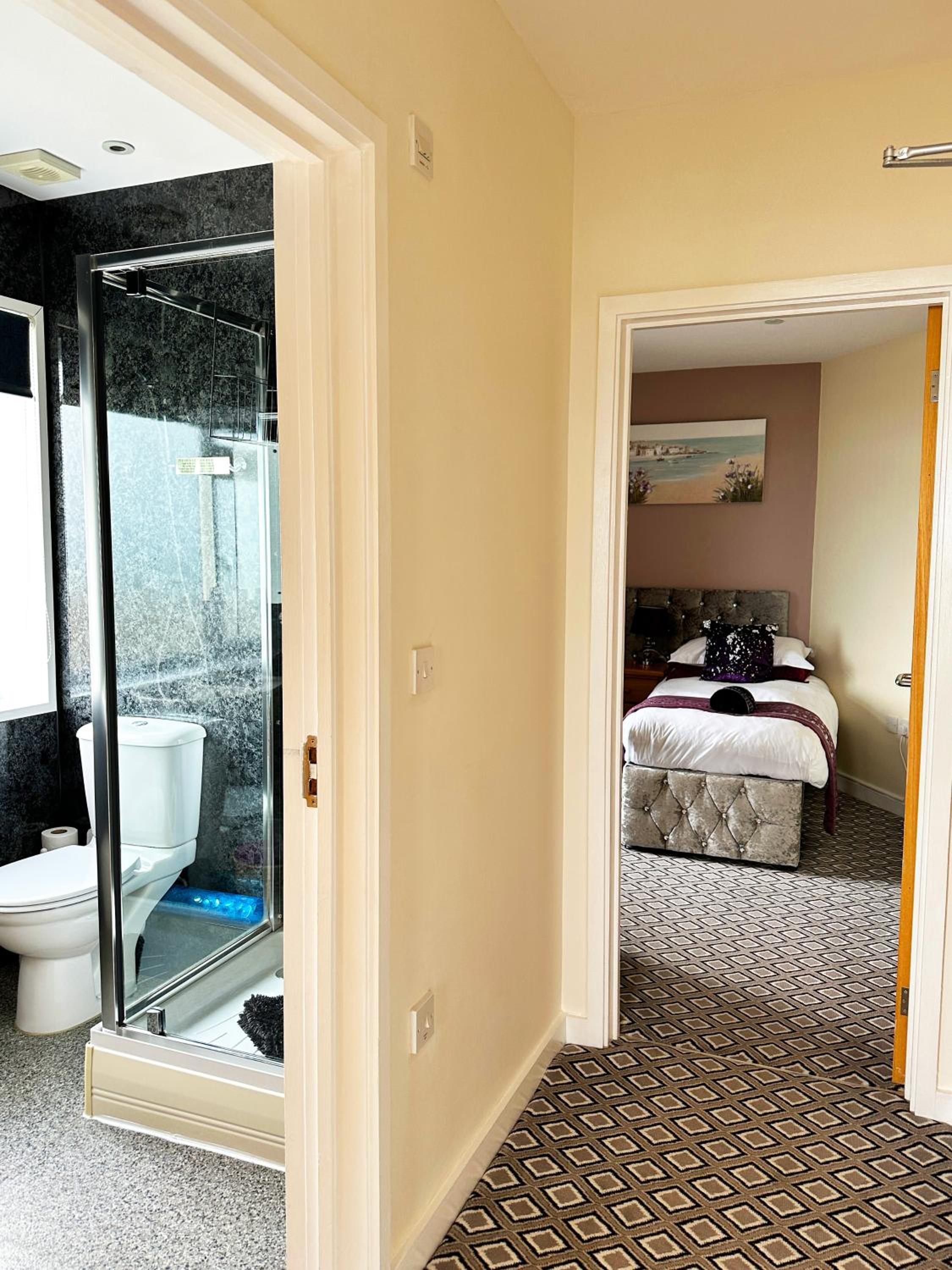 Deluxe Sea View Two Bedroom Family Suite with Balcony - Photo 15