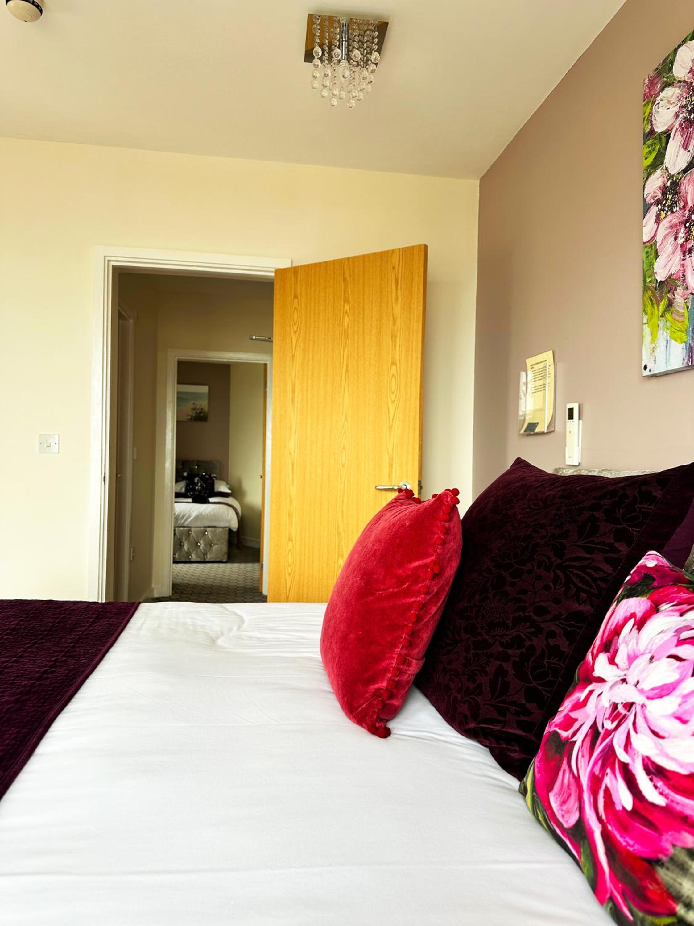 Deluxe Sea View Two Bedroom Family Suite with Balcony - Photo 12