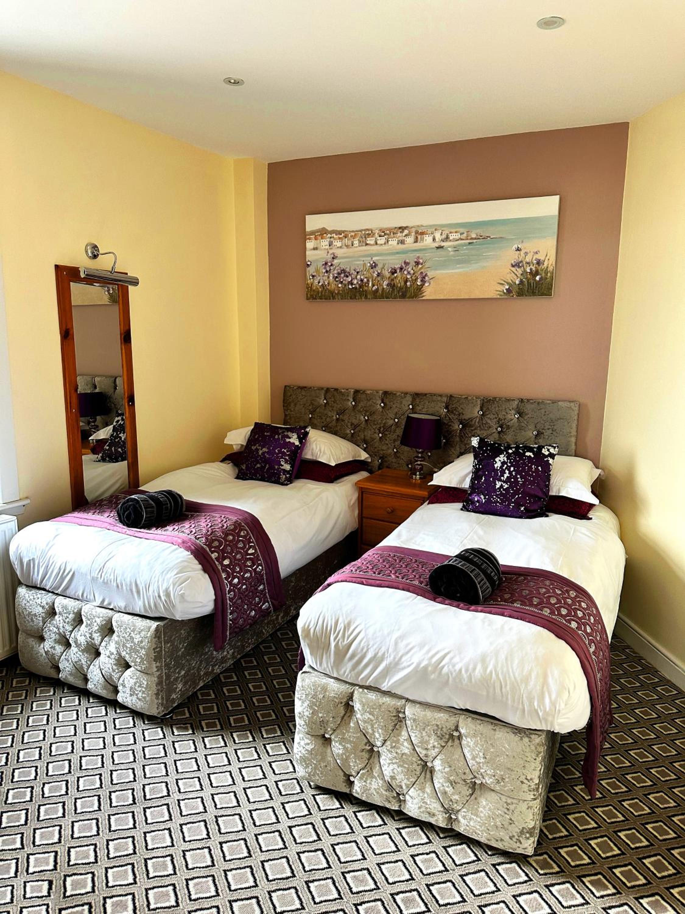Deluxe Sea View Two Bedroom Family Suite with Balcony - Photo 11