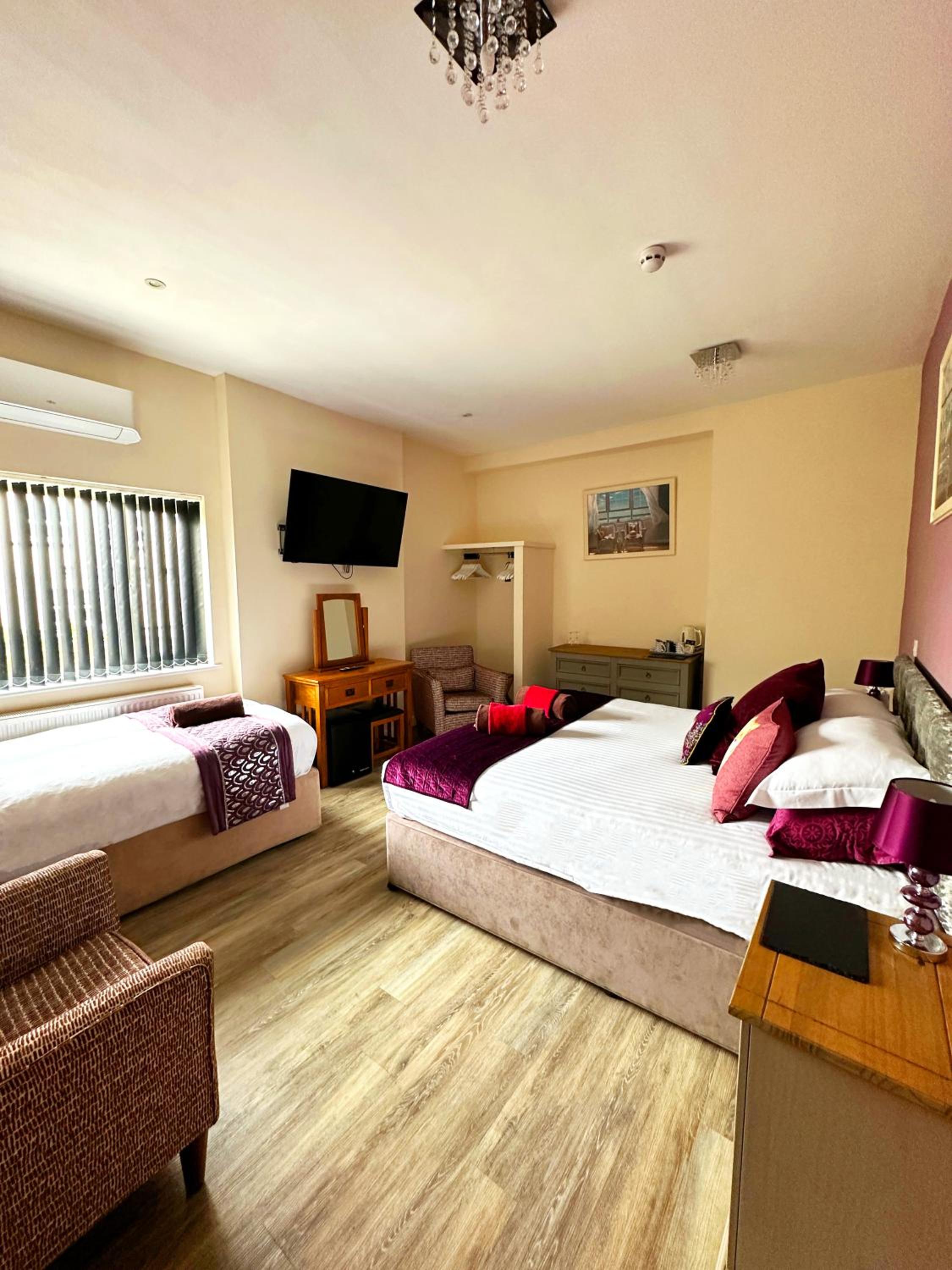 Deluxe Large Family Room on Ground Floor - Photo 9