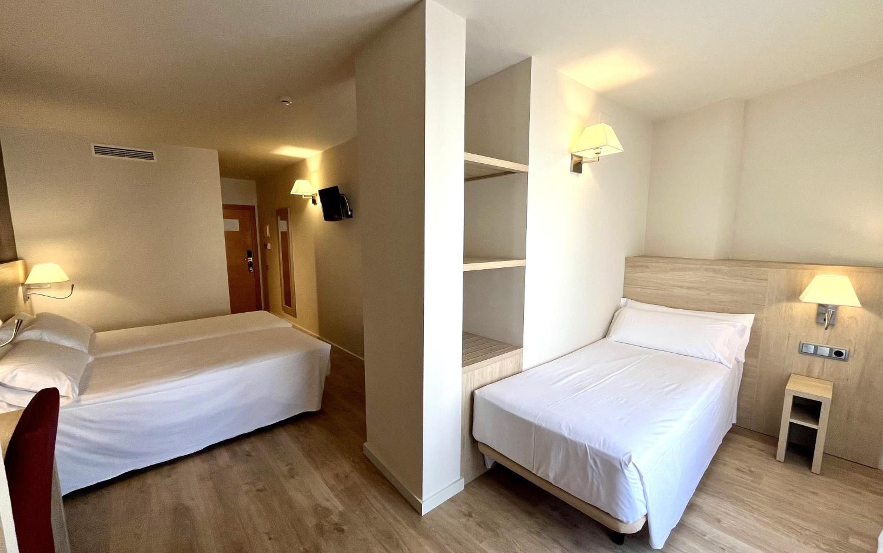 Triple Room with Balcony - Photo 3