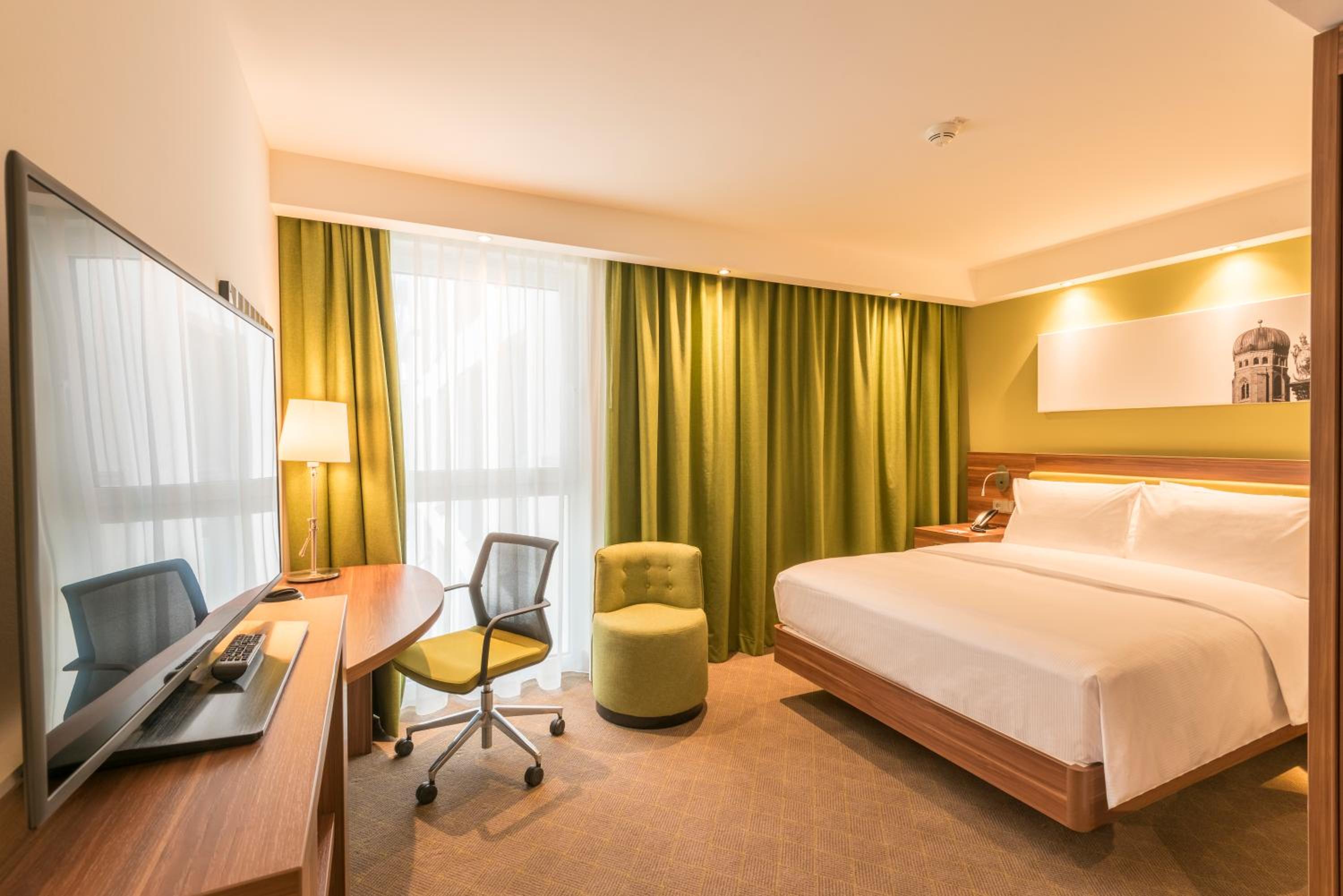 Queen Accessible Room NS