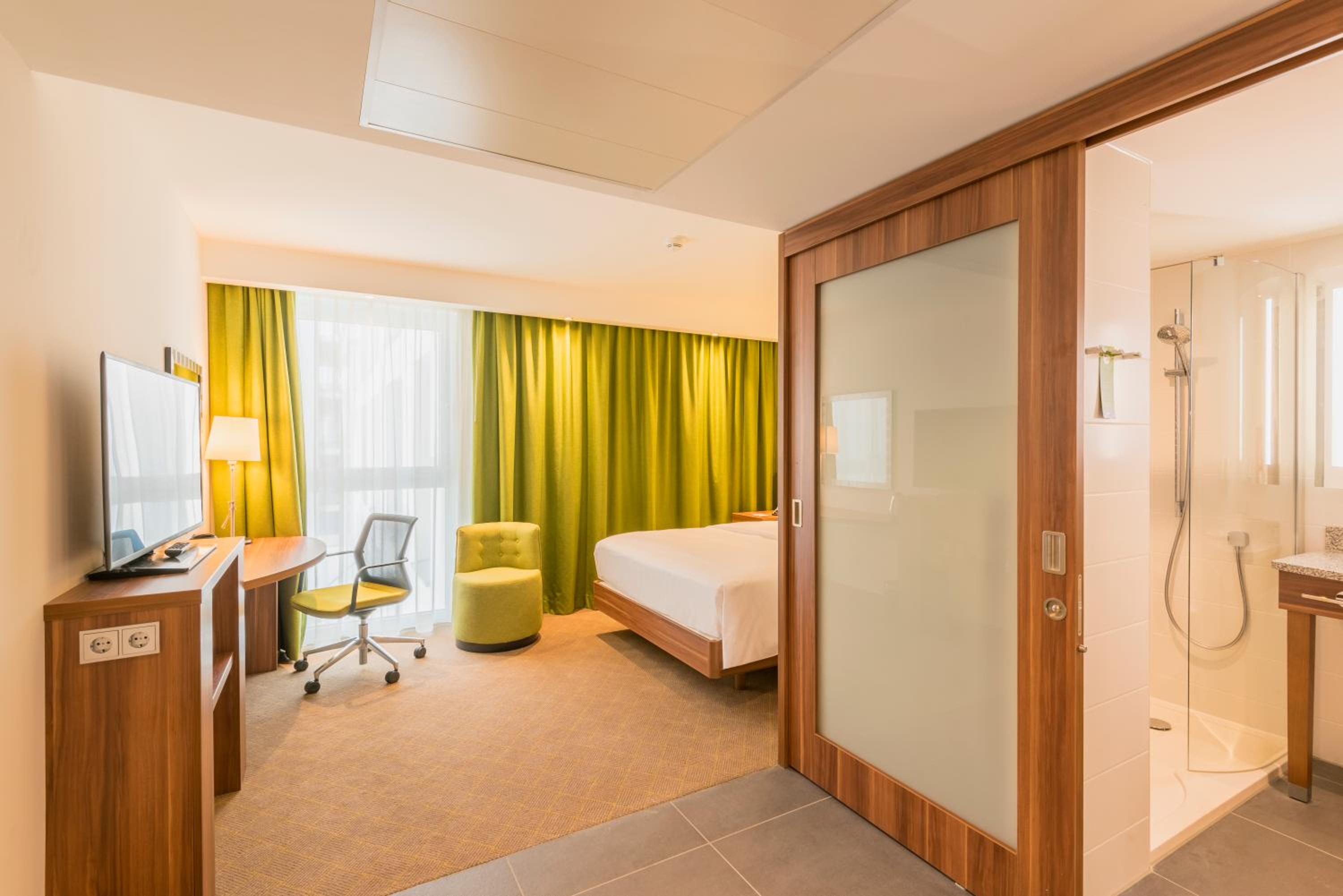 Queen Accessible Room NS