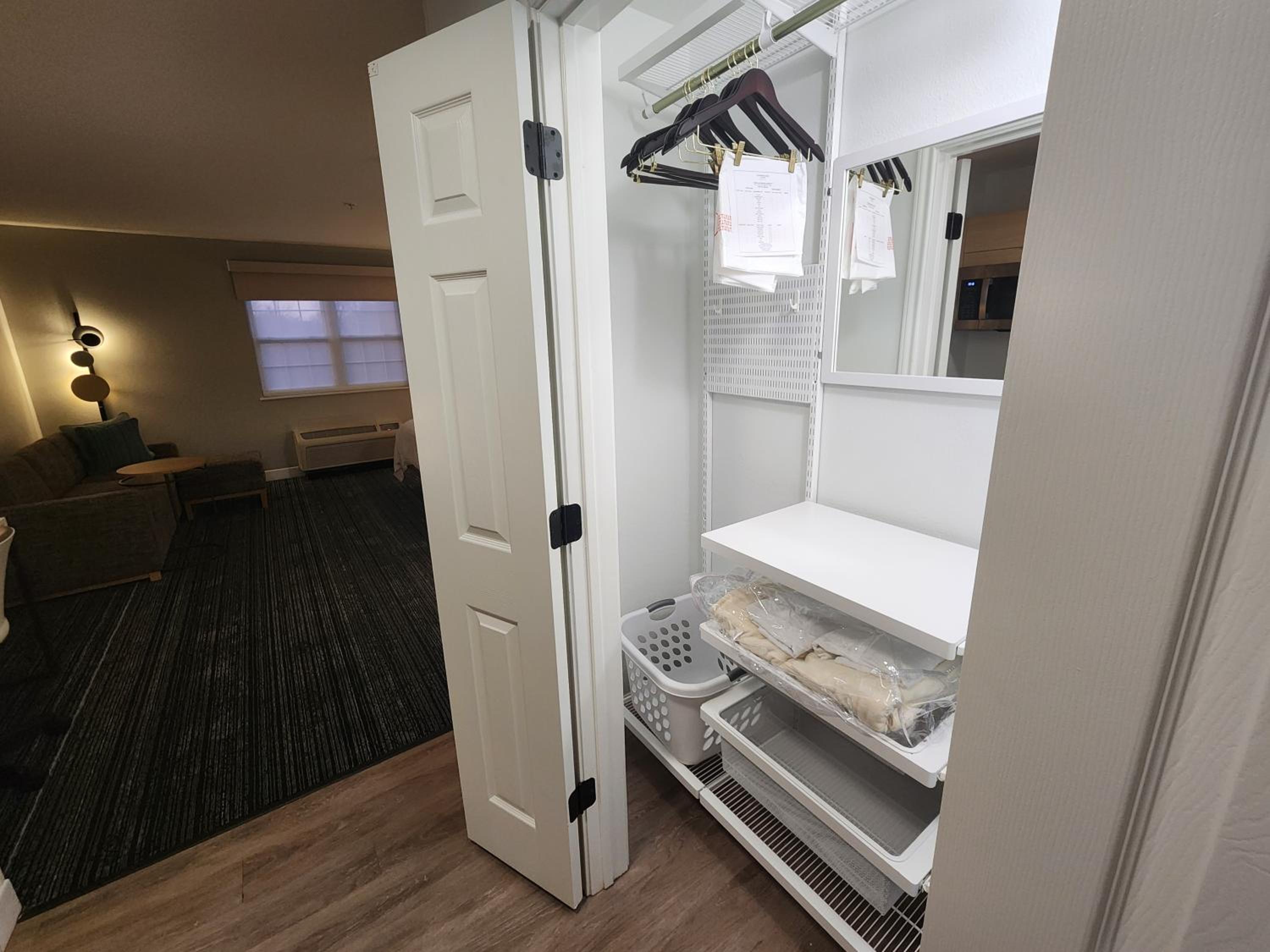 Deluxe King Studio with Sofa Bed - Photo 3