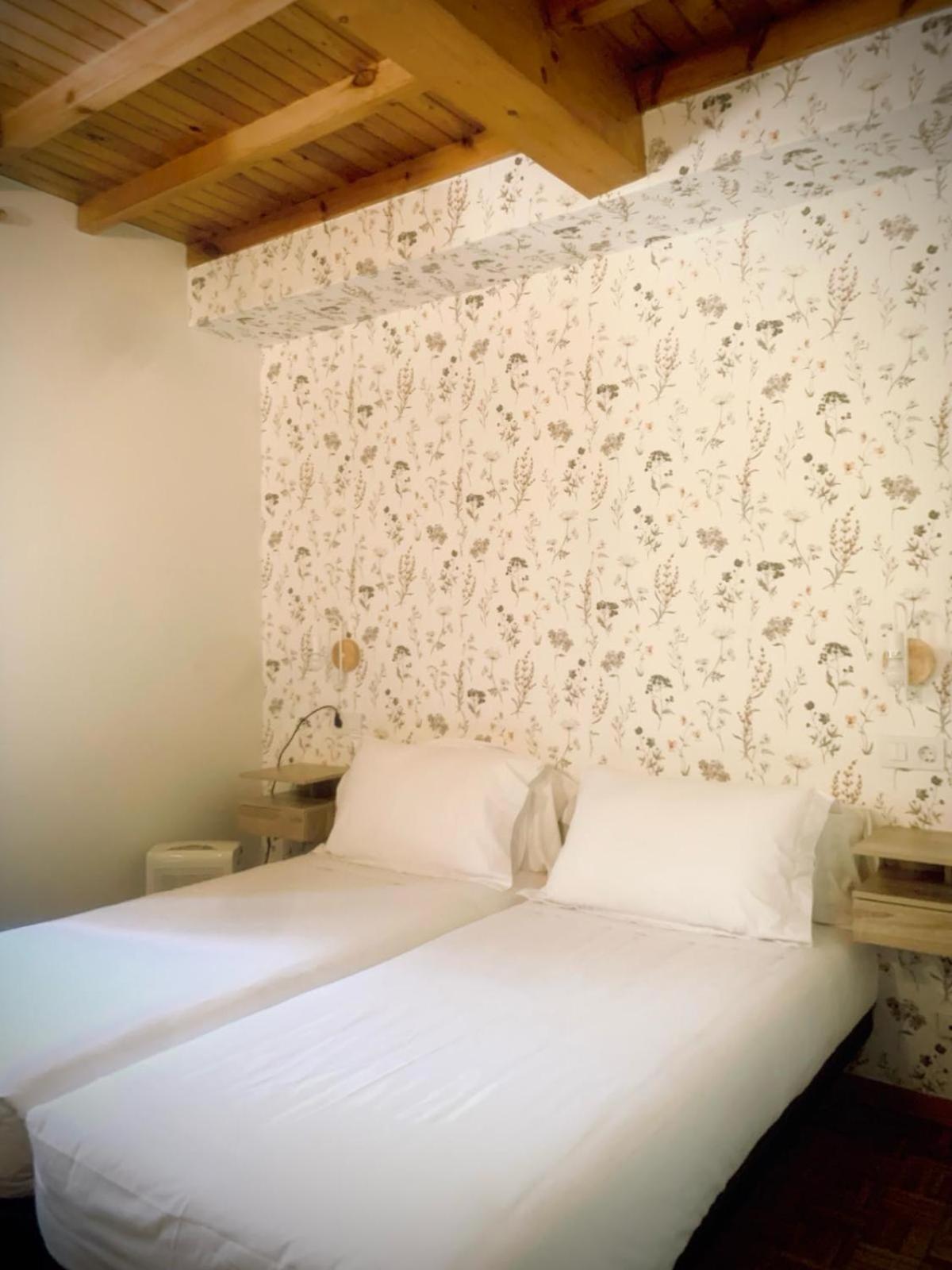 Twin Room with Private Bathroom - Photo 1