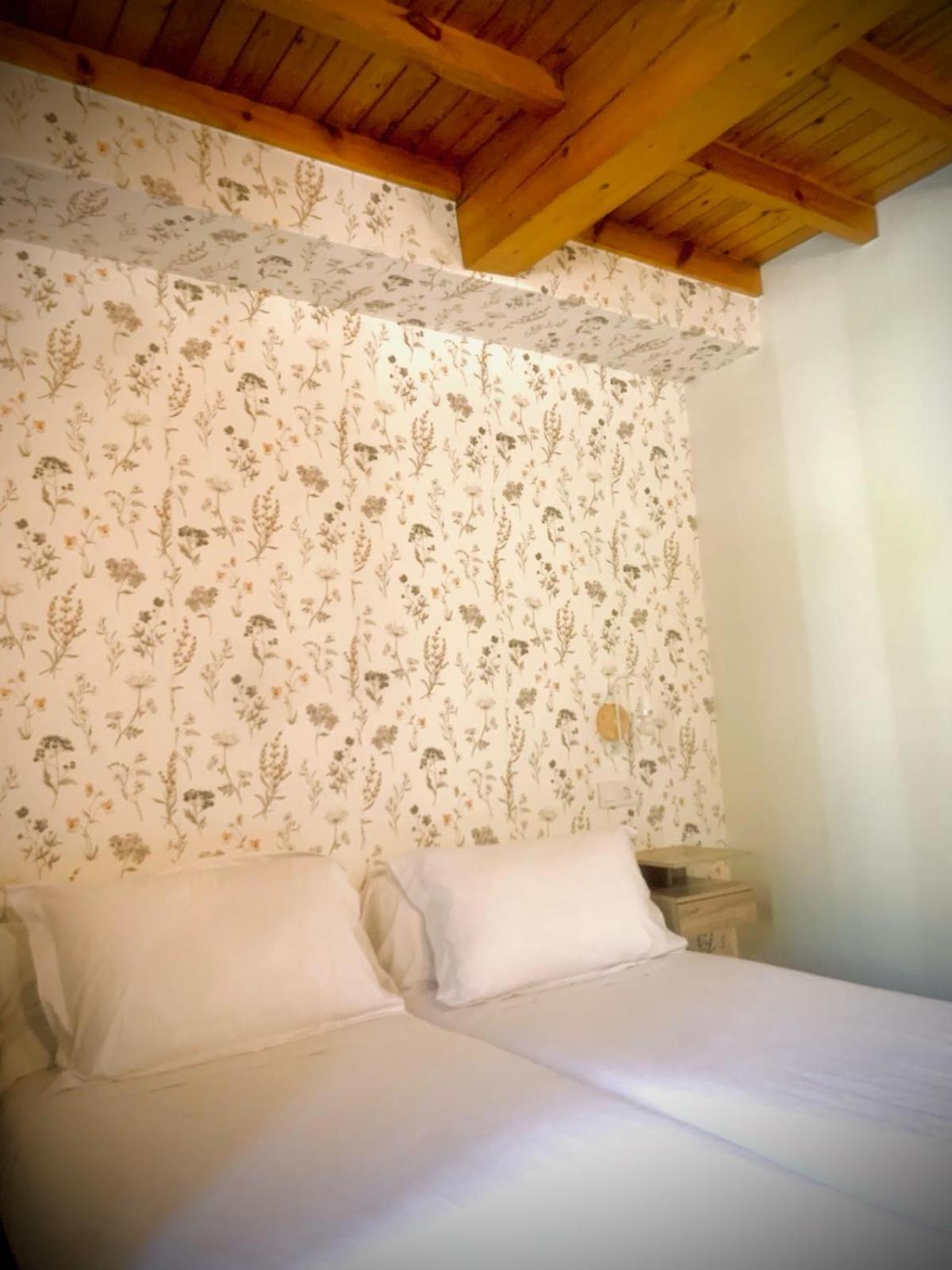 Twin Room with Private Bathroom - Photo 2