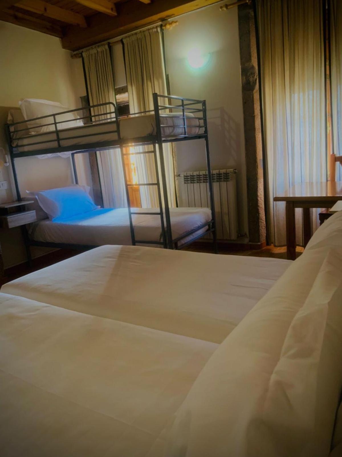 Quadruple Room with Private Bathroom - Photo 2