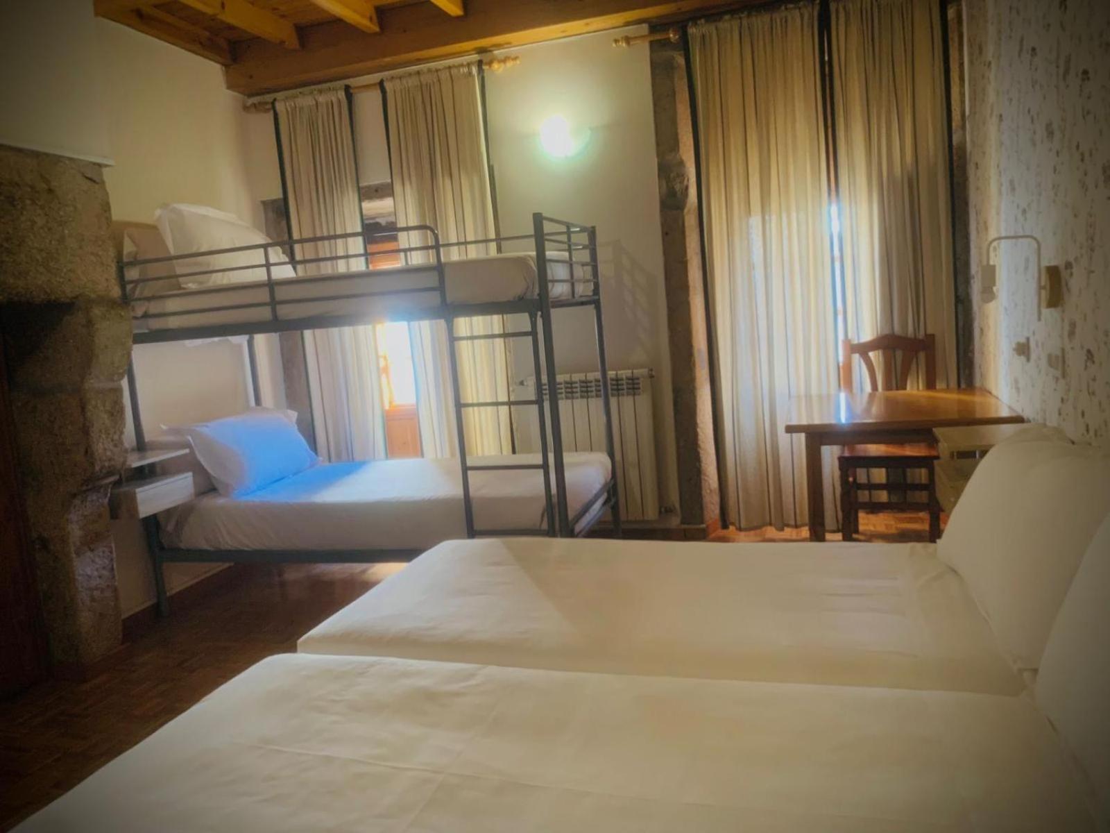Quadruple Room with Private Bathroom - Photo 3