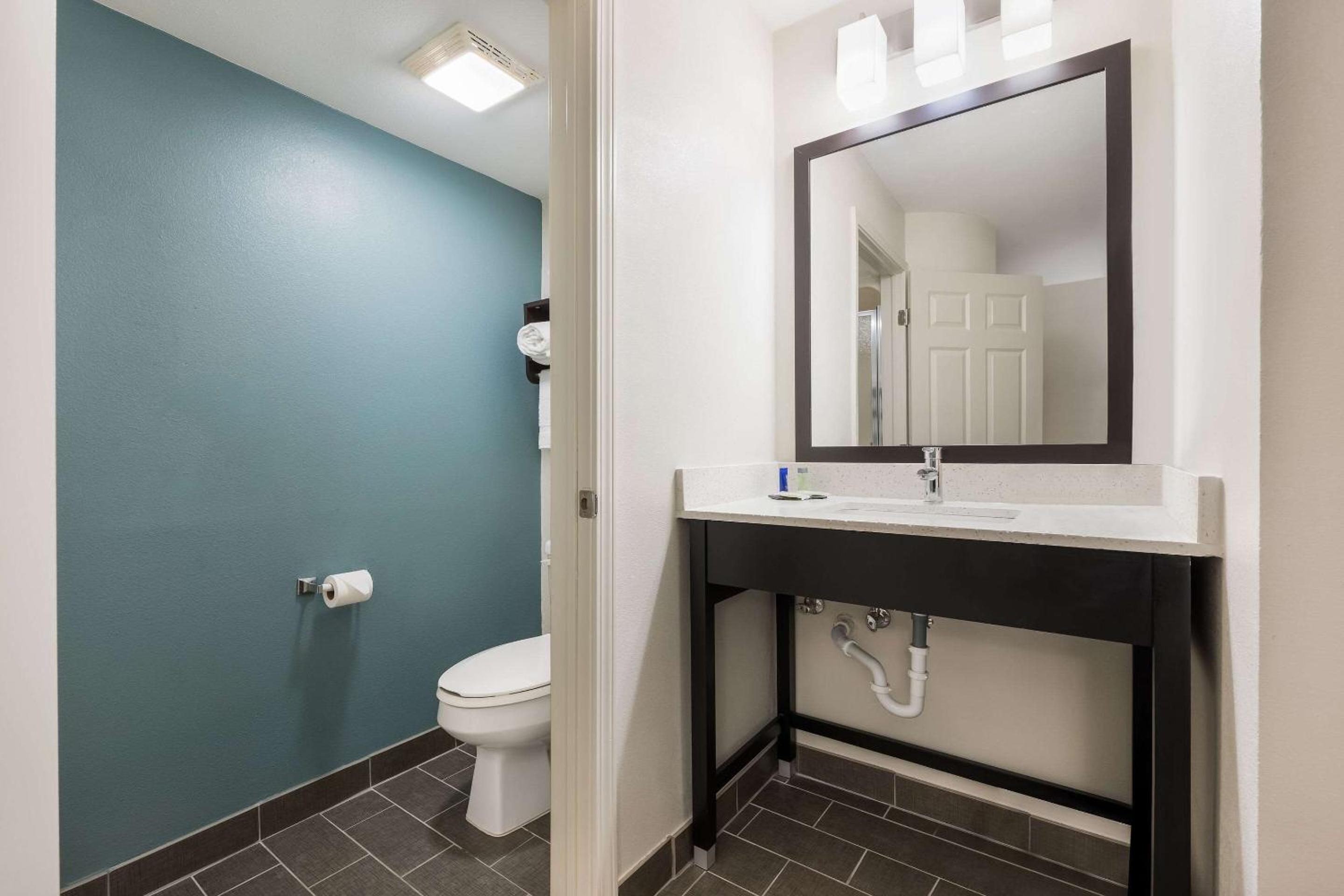 Queen Room - Accessible/Non-Smoking