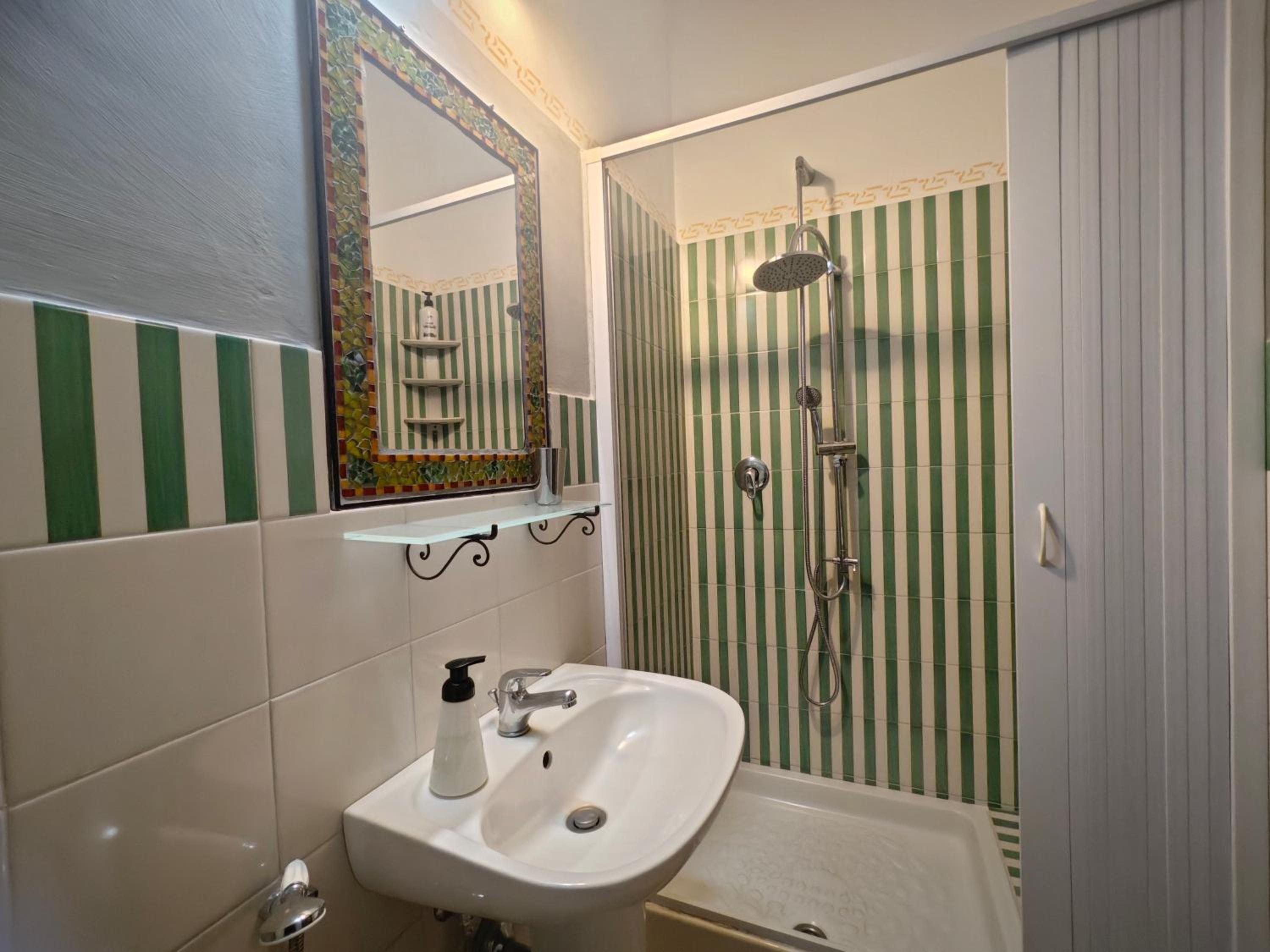Double Room - Photo 15