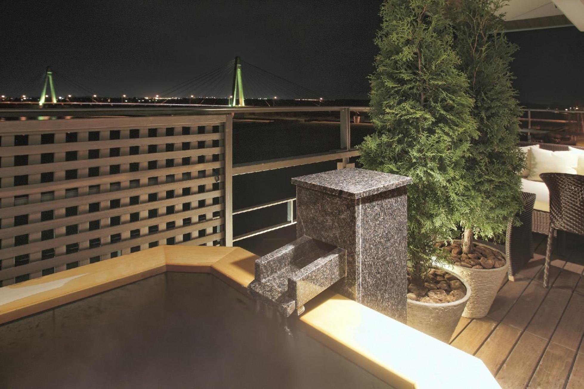 Deluxe Corner Room with Open-Air Bath River-View - Non-Smoking photo 2