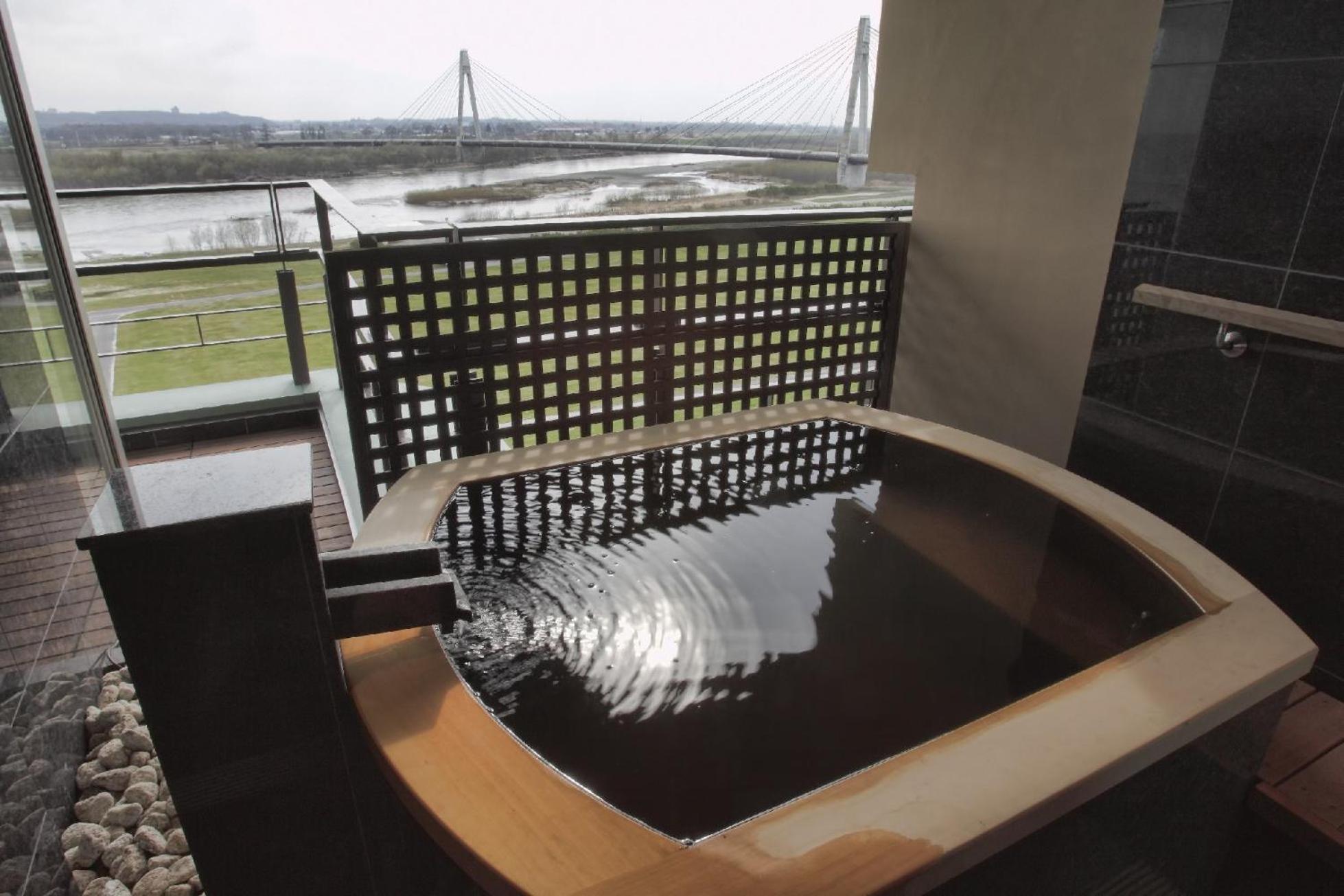 Modern Corner Suite with Open-Air Bath River-View - Non-Smoking photo 3