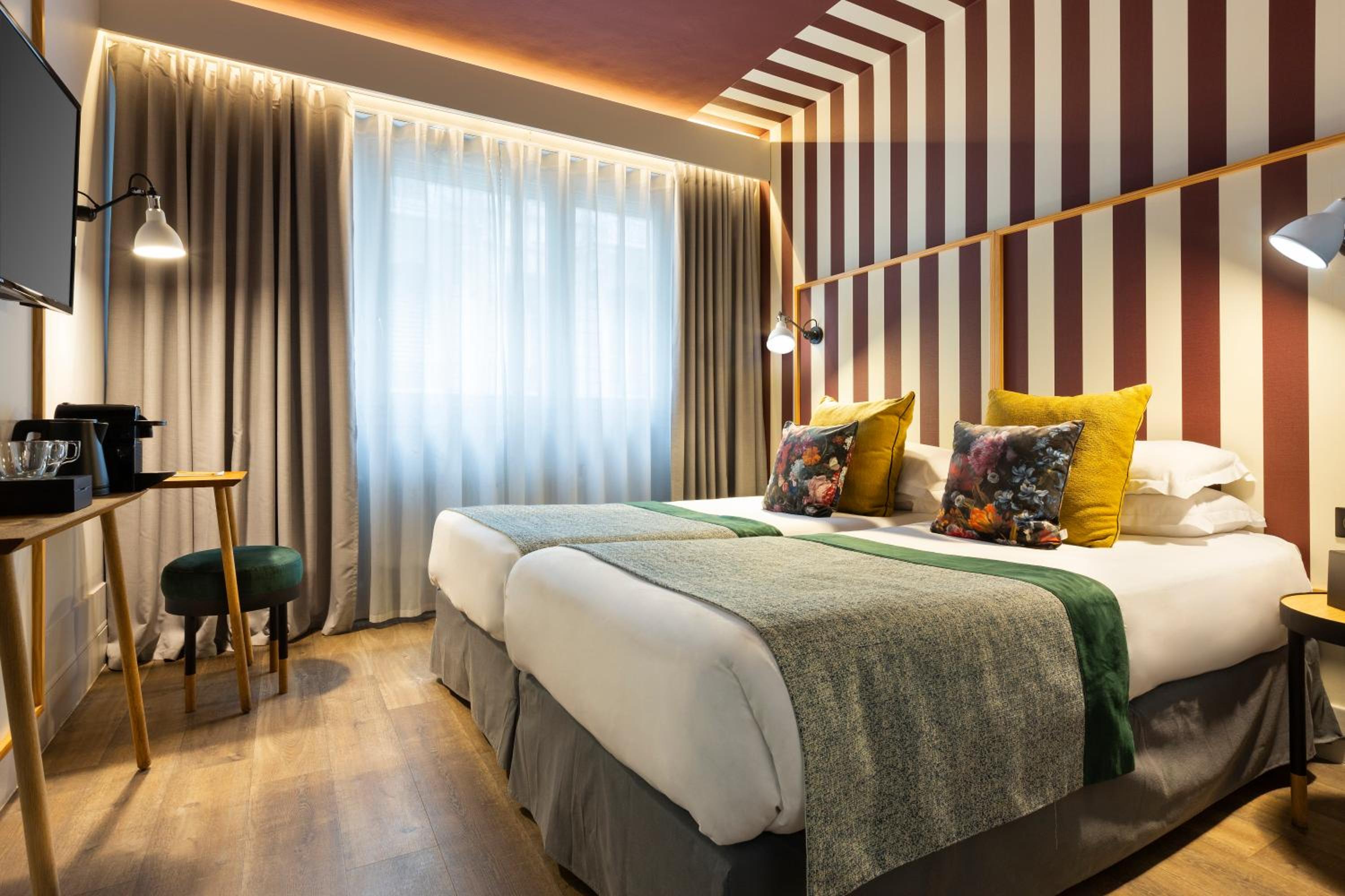 Twin Room thumbnail 5