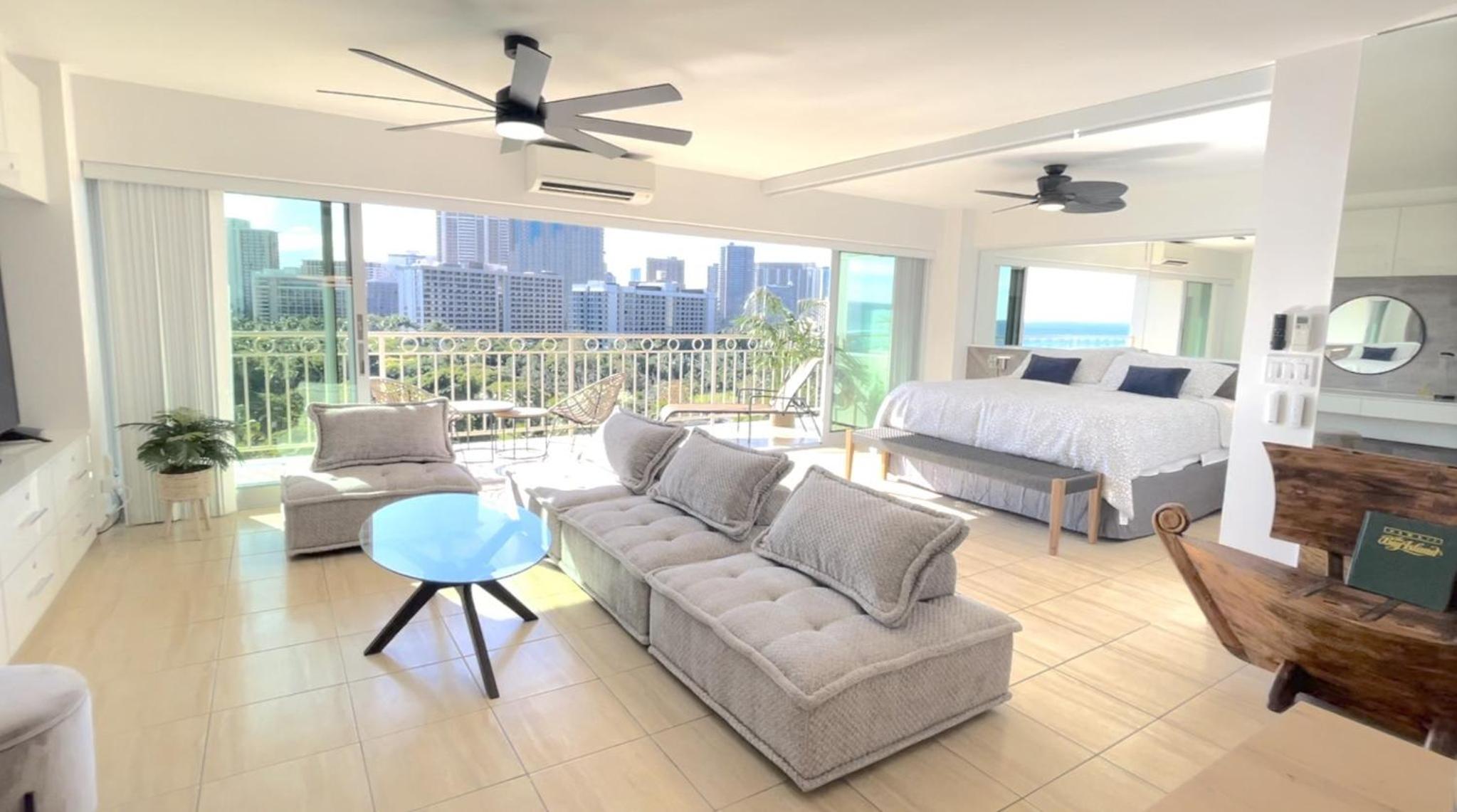 Waikiki Shore 1116 Beachfront: One-Bedroom Apartment photo