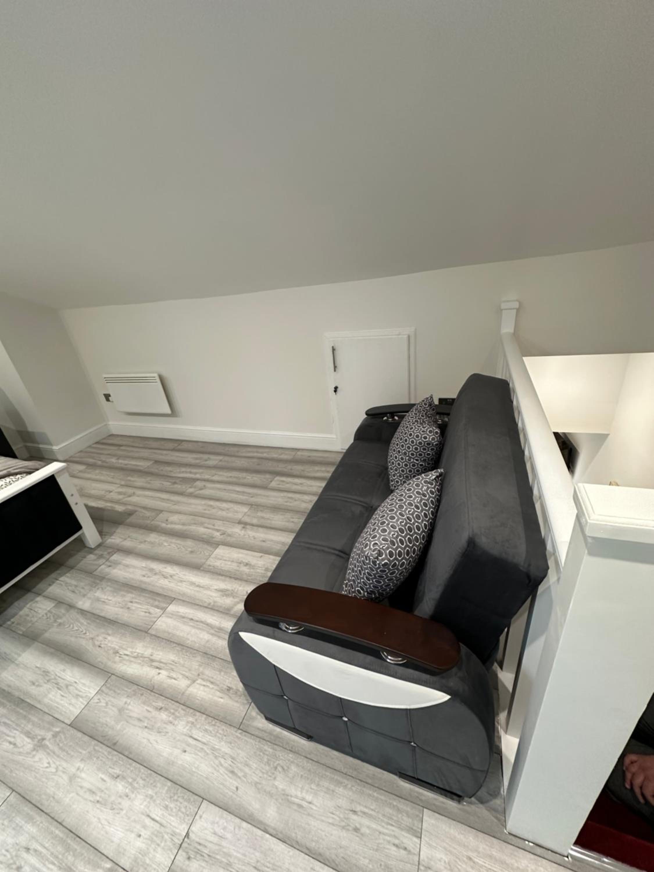 One-Bedroom Apartment photo 2