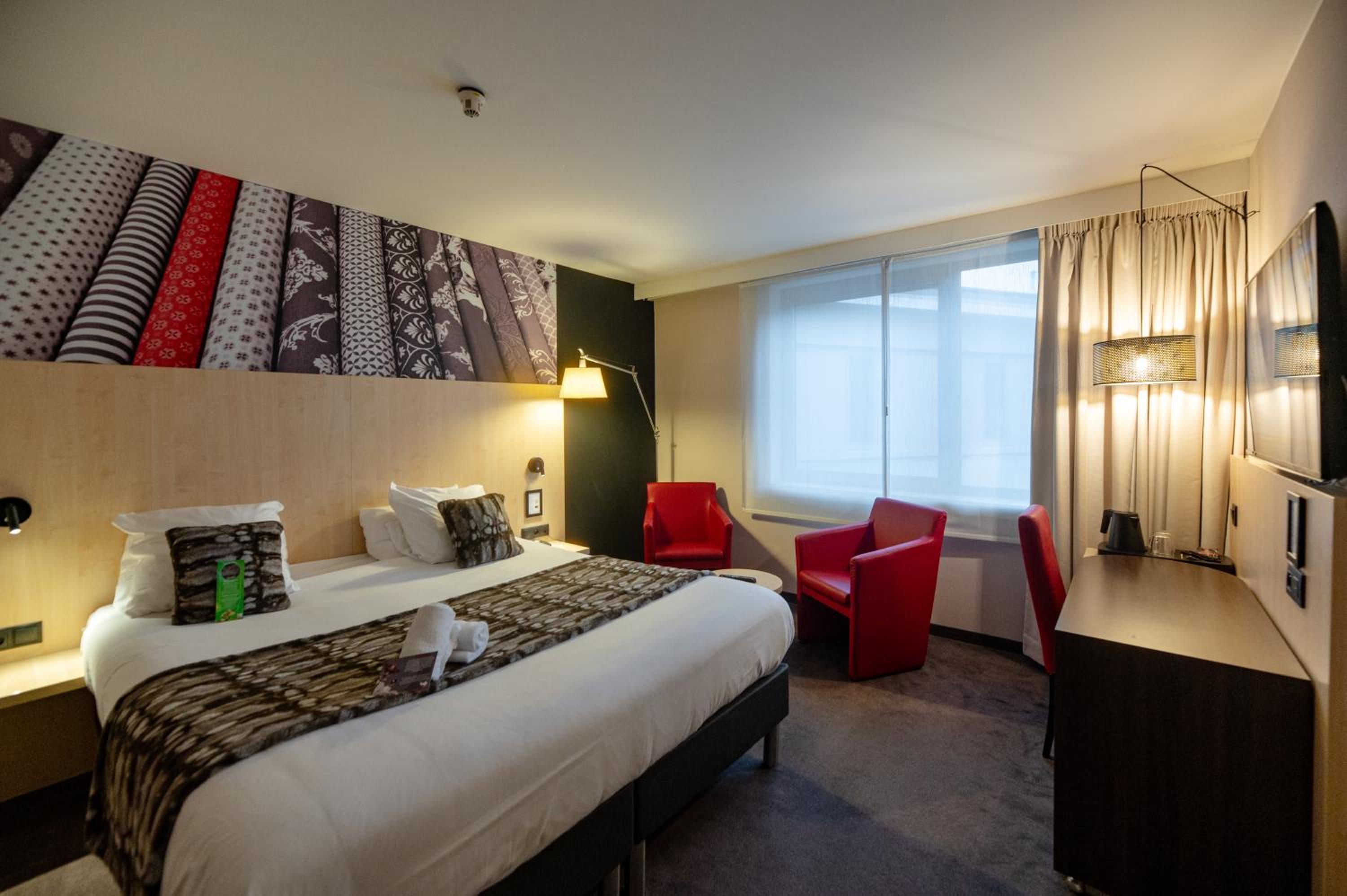 Suite with Hot Tub - Photo 1