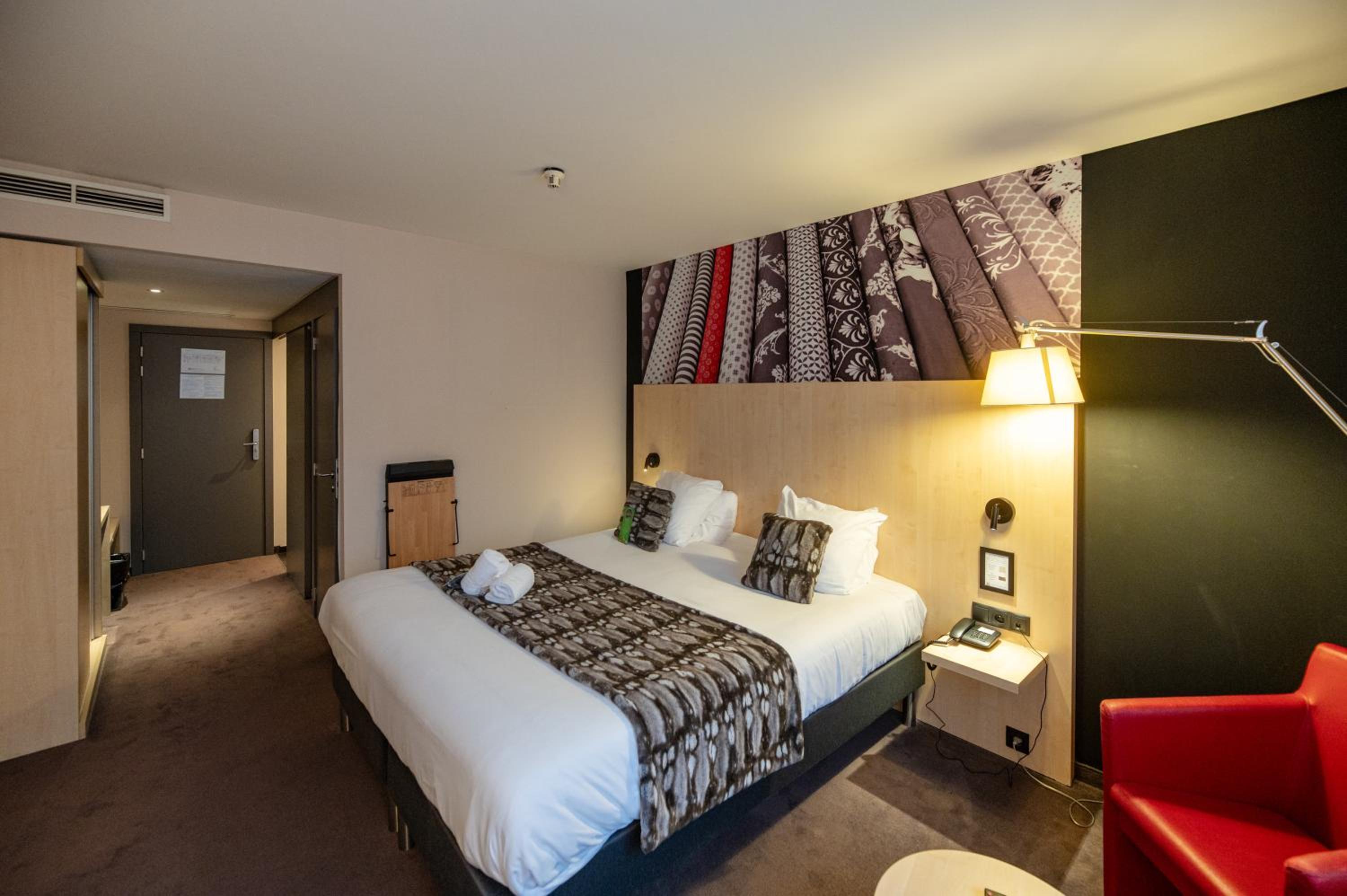 Suite with Hot Tub - Photo 4