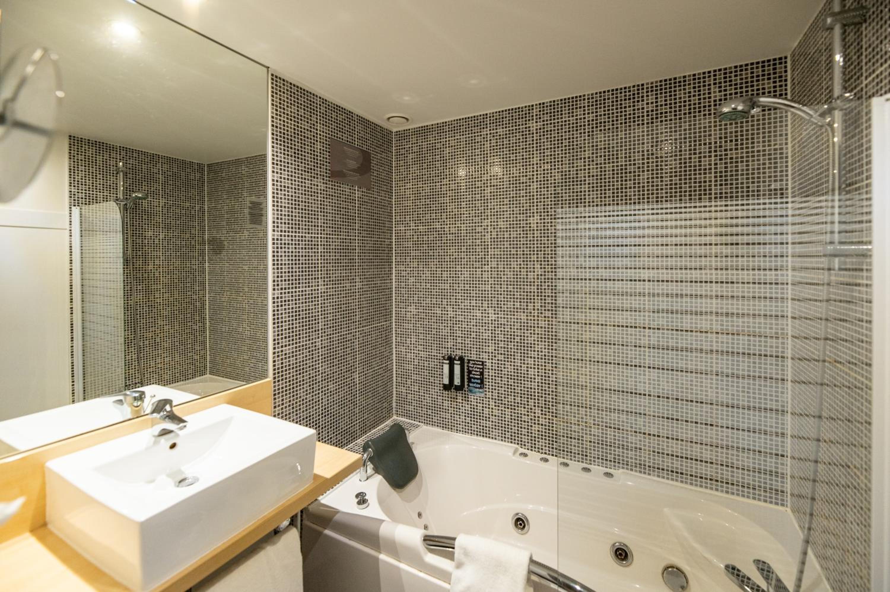 Suite with Hot Tub - Photo 5