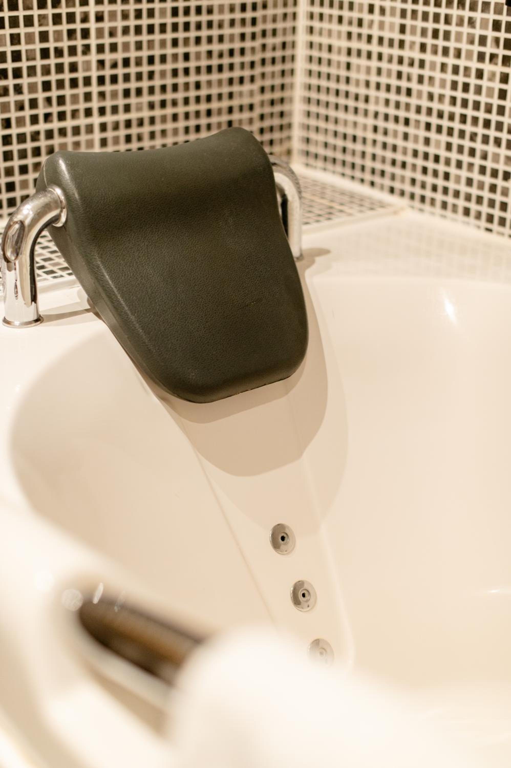 Suite with Hot Tub - Photo 2