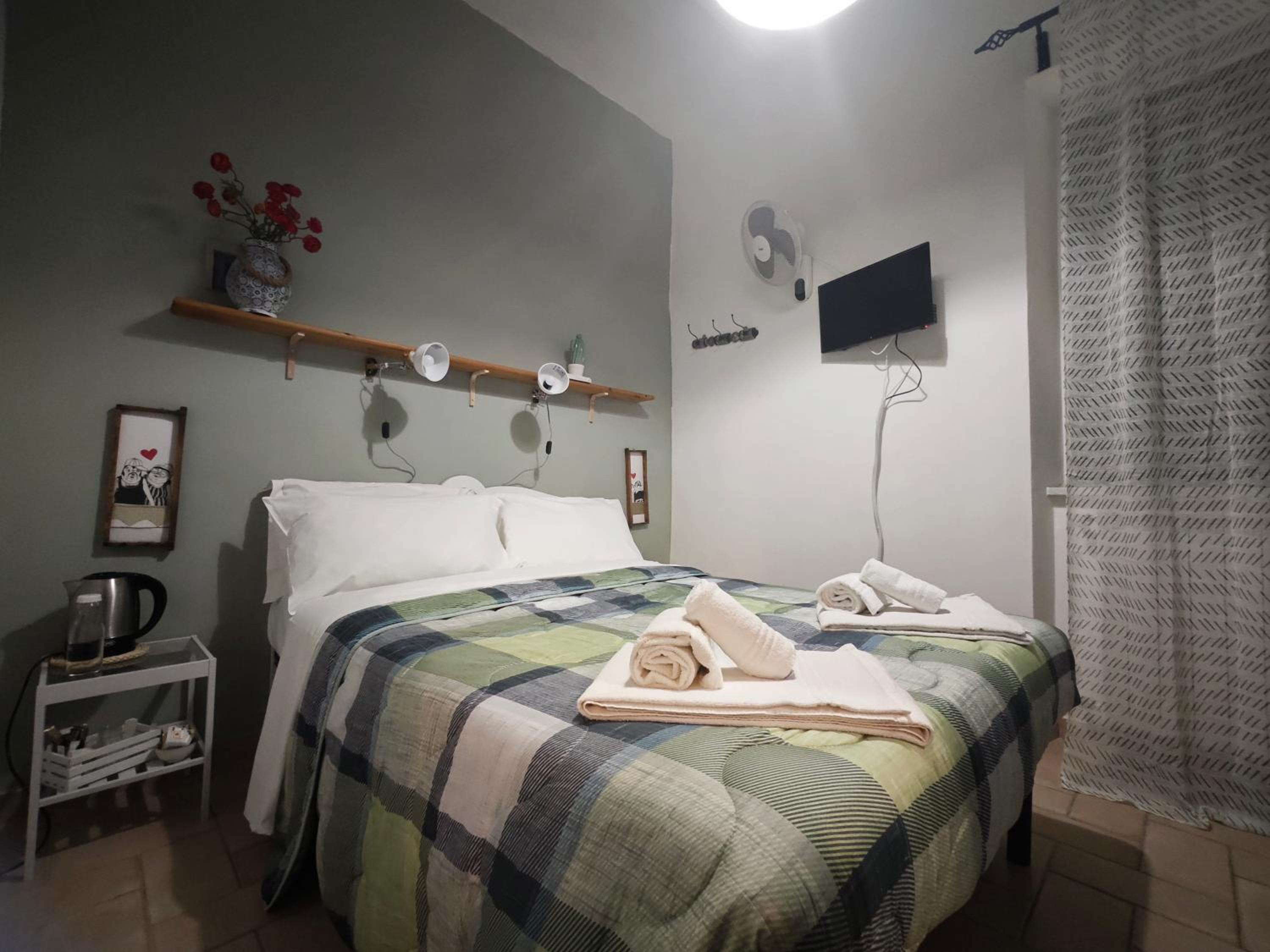 Small Double Room - Photo 6