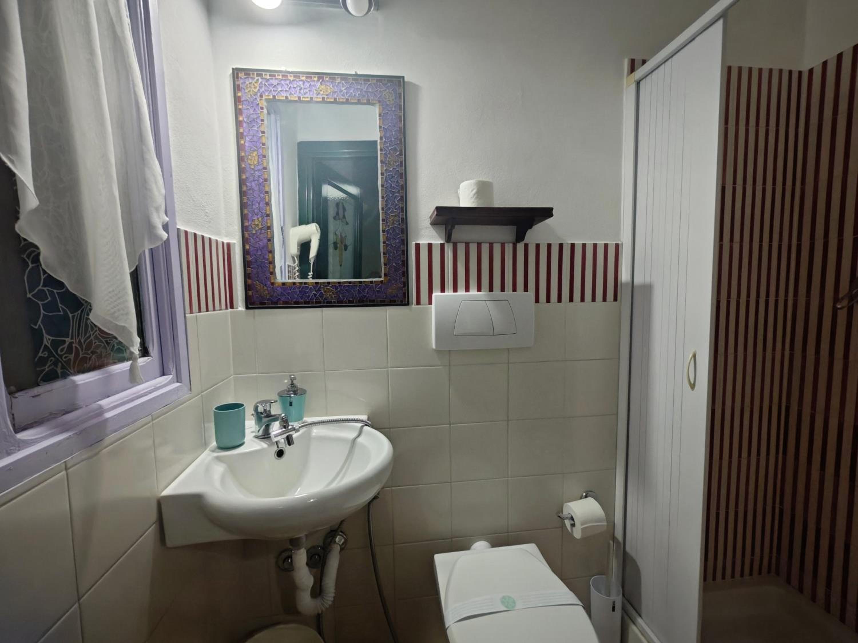 Small Double Room - Photo 8